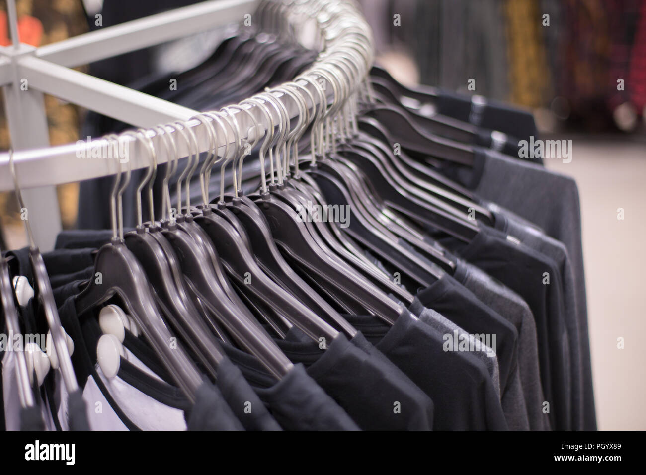Colgadores en una tienda de ropa Fotografía de stock - Alamy