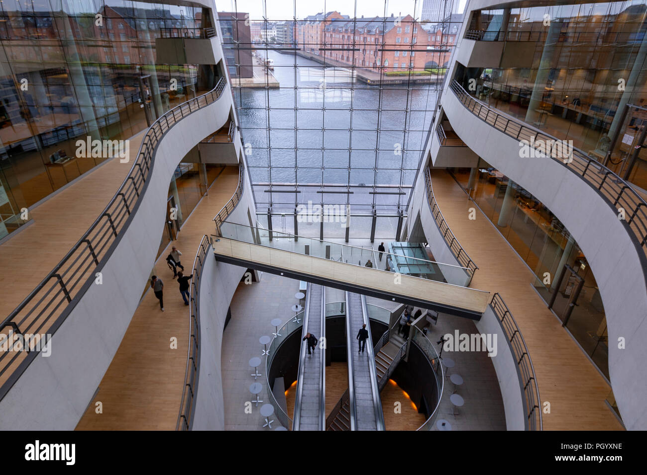 Vistas al puerto desde el atrio, la Biblioteca Real Danesa, el Diamante  Negro biblioteca, diseñado por Schmidt Hammer Lassen, Slotsholmen,  Copenhague Fotografía de stock - Alamy