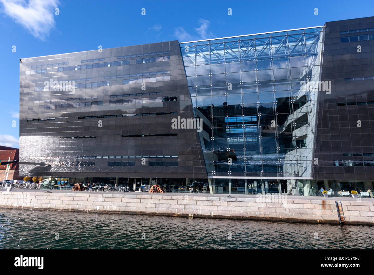 Reflejo en la fachada de la Biblioteca Real Danesa, el Diamante Negro  biblioteca, diseñado por los arquitectos Schmidt Hammer Lassen, Copenhague,  Dinamarca Fotografía de stock - Alamy