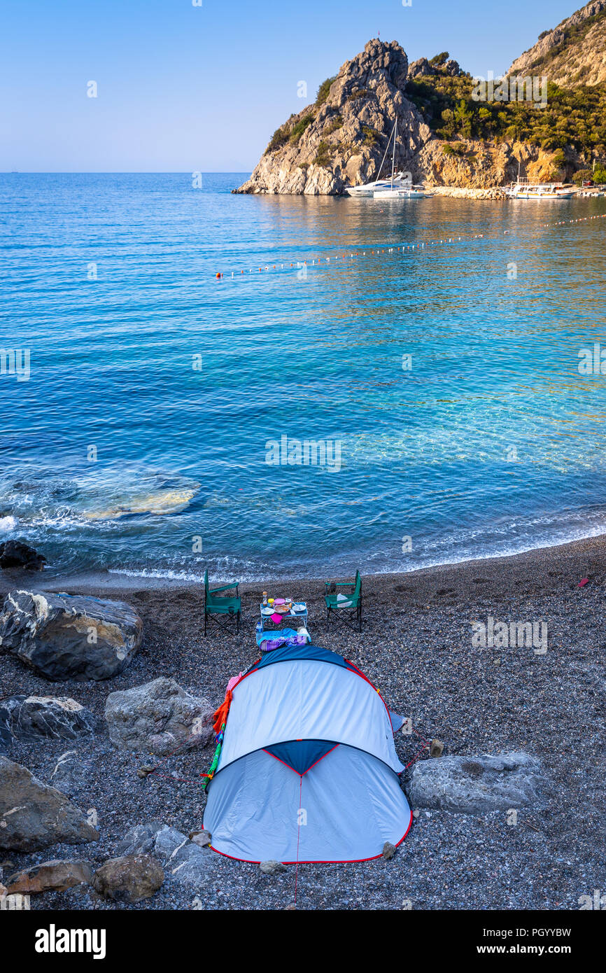 Concepto de acampada en una playa vacía en un cielo bay. Camping carpa,  sillas y mesa con hermosas vistas al mar y a fondo del cielo Fotografía de  stock - Alamy