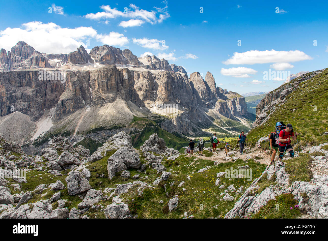 Excursionista de montaña en el Parque Natural Puez-Geisler, dolomitas, Tirol del Sur, Trentino, Italia Foto de stock