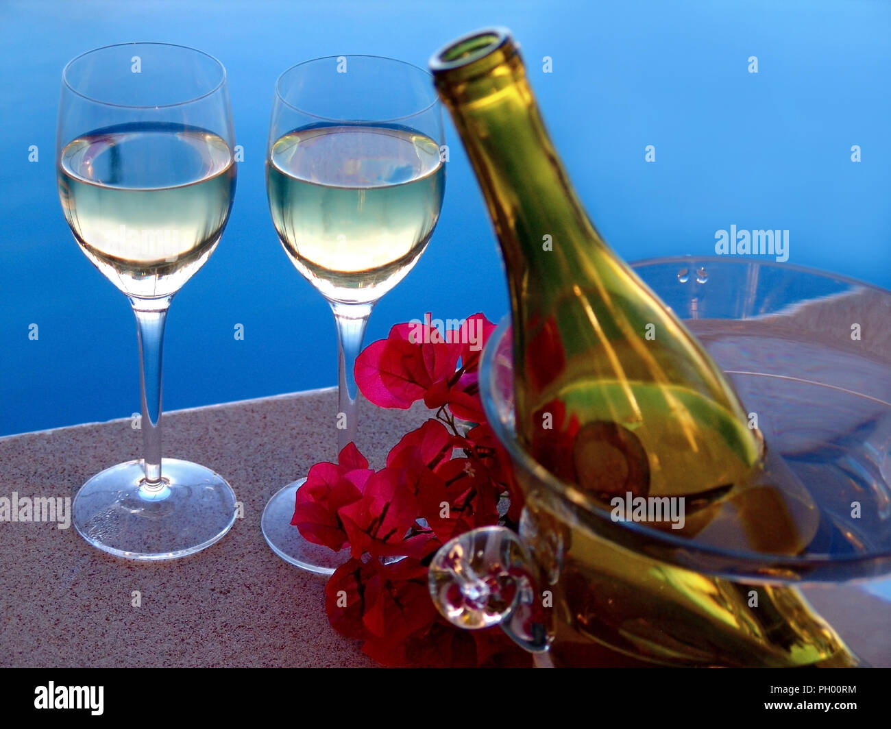 Vacaciones exóticas vacaciones de luna de miel en una botella de vino  blanco frío cubitera y vasos con buganvilla decoración floral con piscina  Fotografía de stock - Alamy