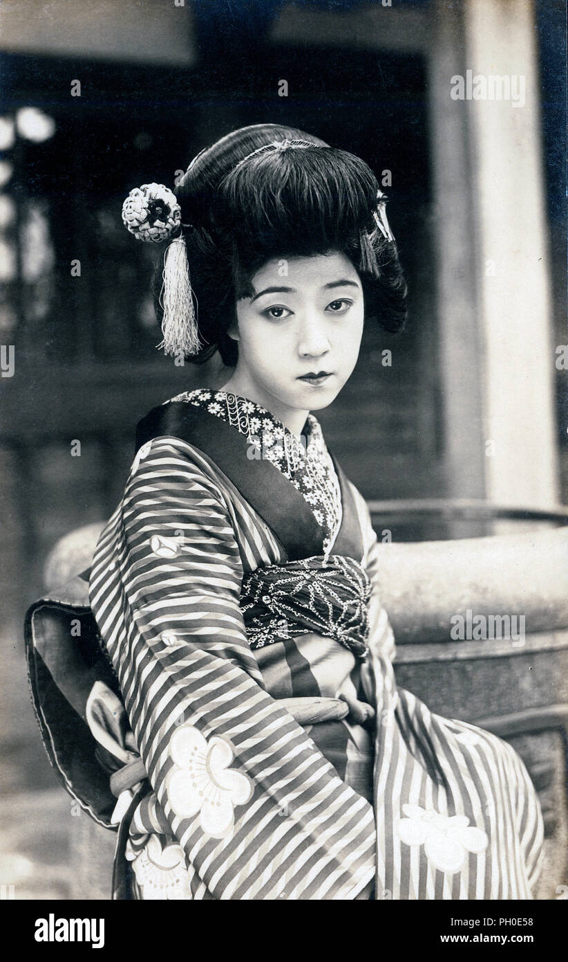 1920 - Japón Maiko (aprendiz de geisha) ] - un joven japonés maiko  (aprendiz de geisha) en kimono tradicional y peinado. Vintage del siglo xx  postal Fotografía de stock - Alamy