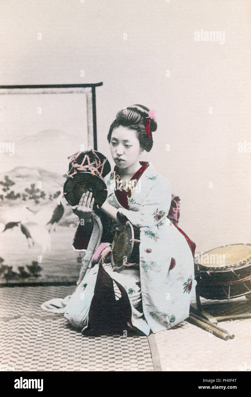 [ 1890 Japón Tambor Batiendo Maiko ] Una Maiko Aprendiz De Geisha