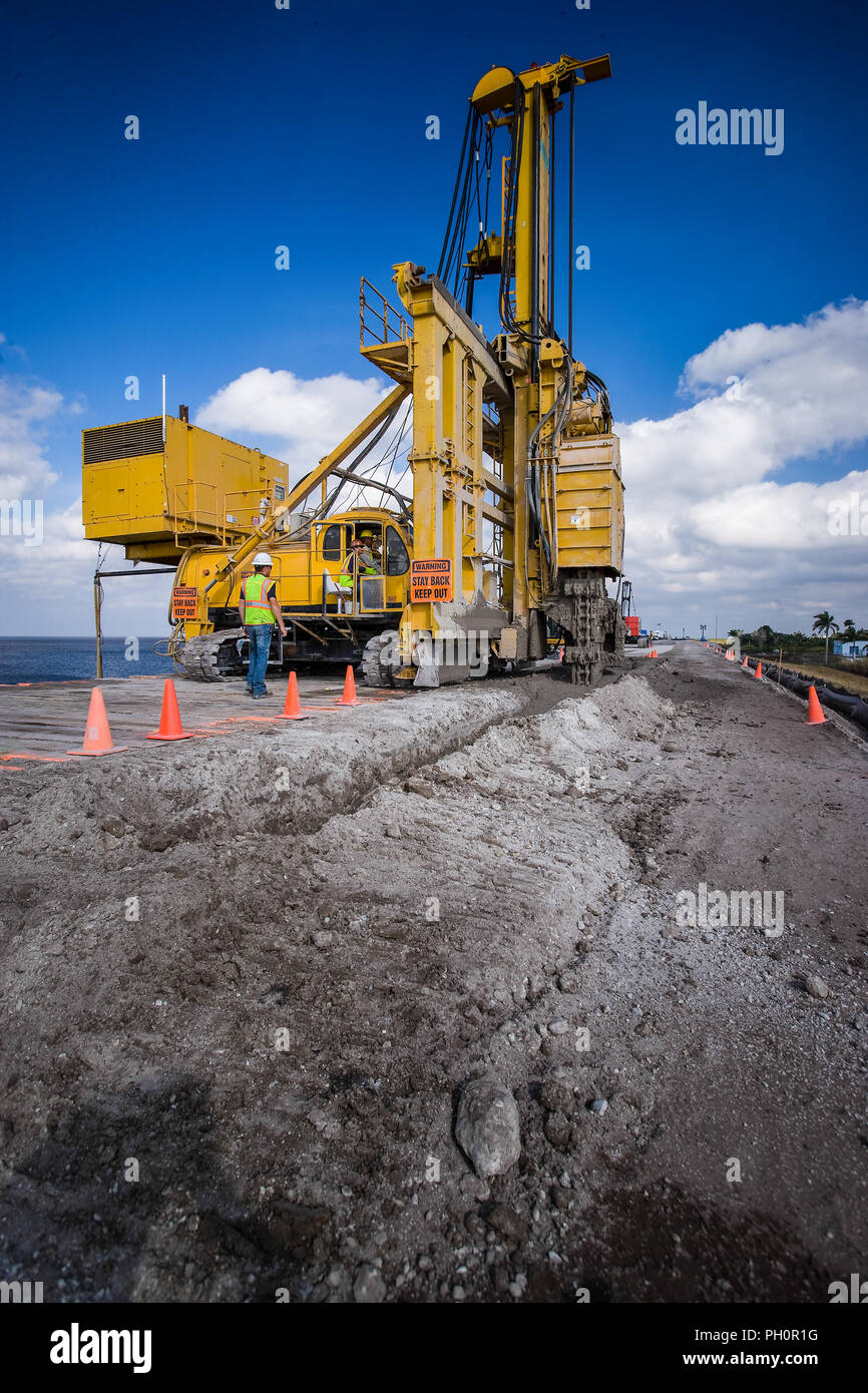 Excavador de zanjas fotografías e imágenes de alta resolución - Alamy