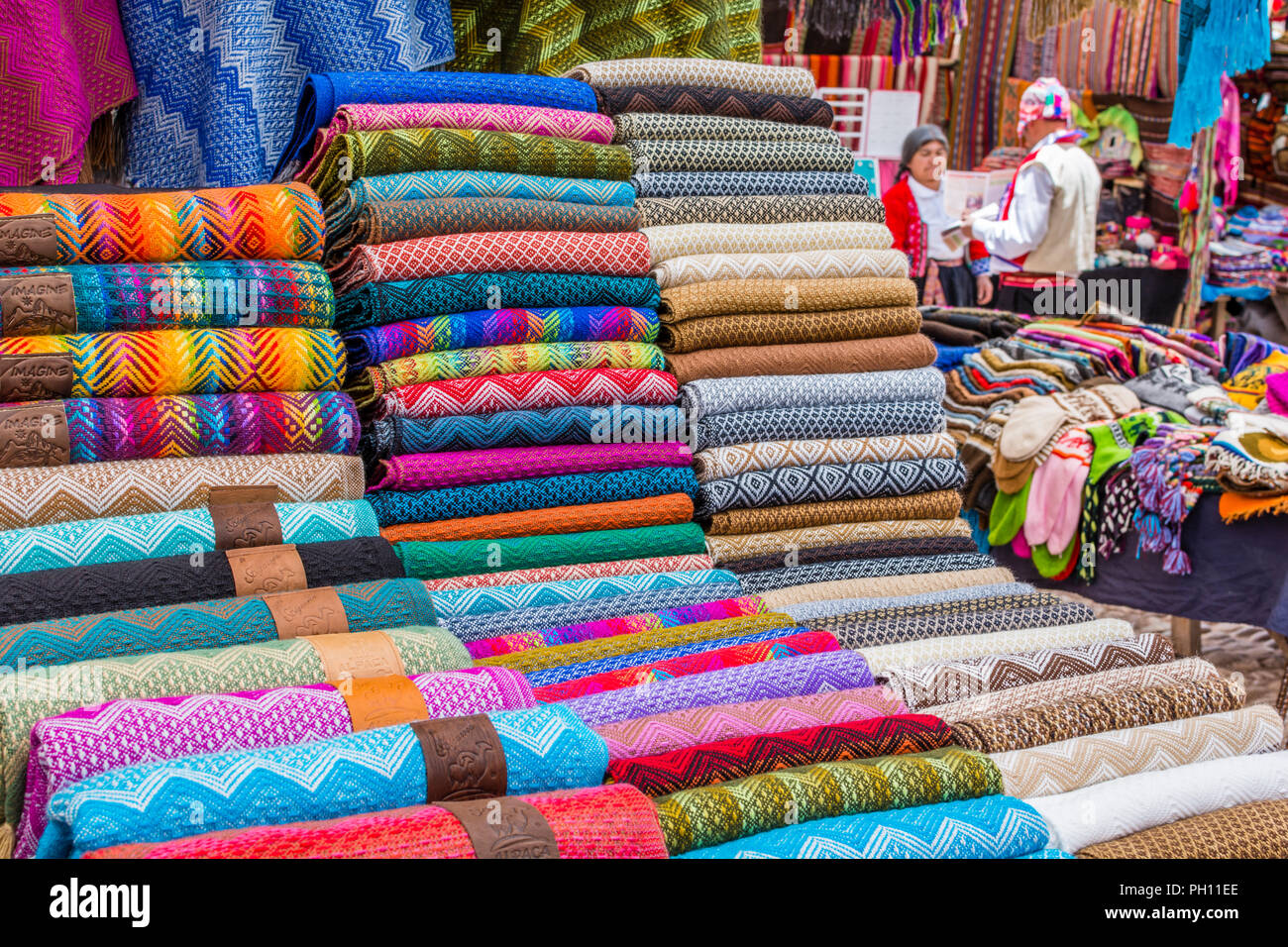 Perú vendedor de mercado vendiendo Pañuelos y Bufandas de alpaca, recuerdos  para turistas, Pisac, Perú, América del Sur Fotografía de stock - Alamy