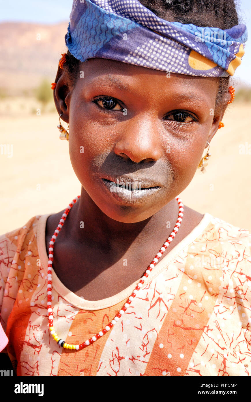 Retrato de una niña Fula (Peul) cerca de Douentza. Malí, África occidental Foto de stock
