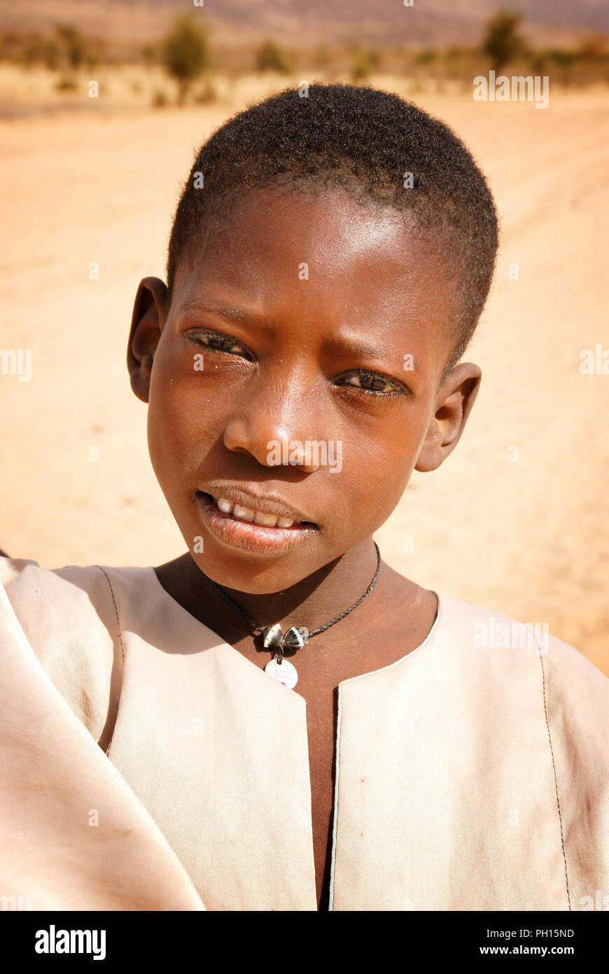 Retrato de una Fula (Peul) muchacho cerca de Douentza. Malí, África occidental Foto de stock