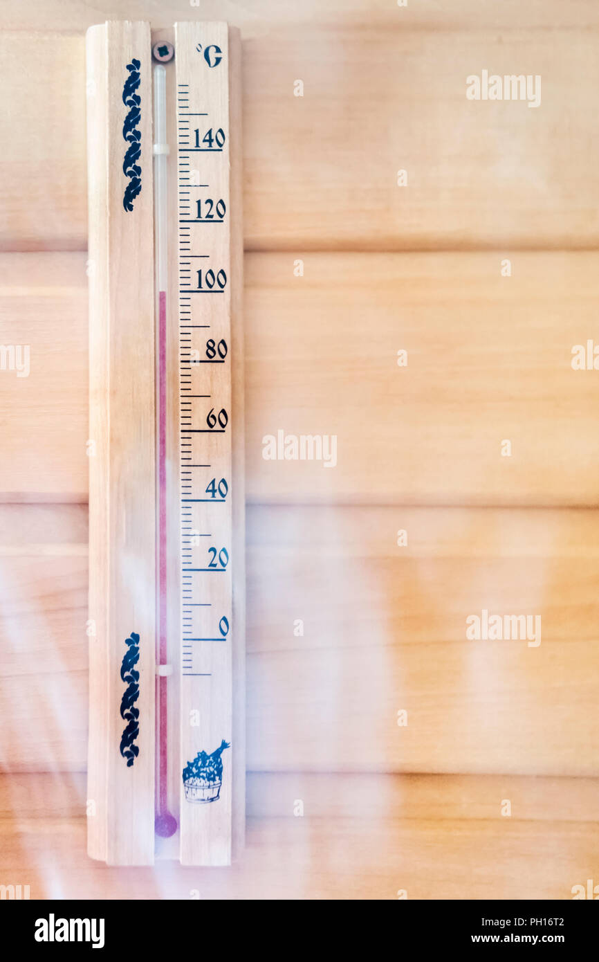 Termómetro de madera mostrando 100 grados Celsius en una pared de madera en  una sauna en el humo Fotografía de stock - Alamy