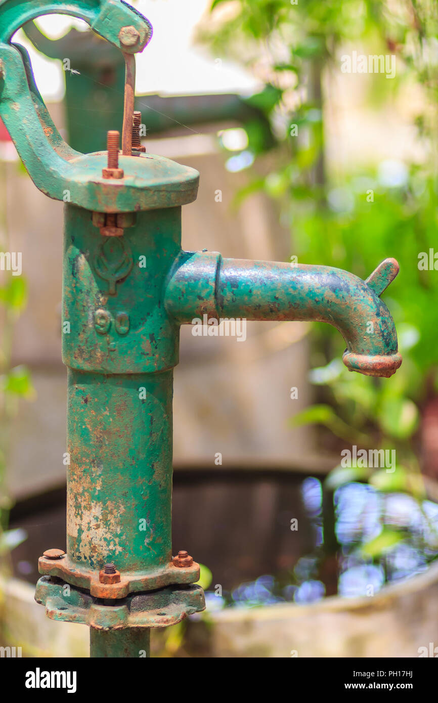 Antigua bomba de agua manual (palanca de bomba). Vintage de hierro fundido  con la manija de la bomba de agua por bombeo Fotografía de stock - Alamy