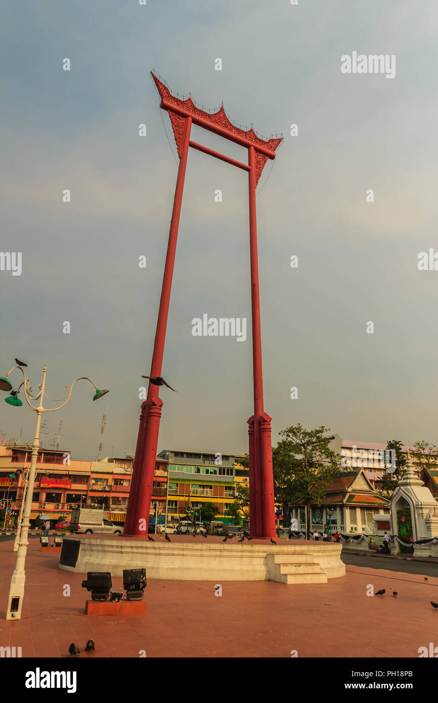 Columpio gigante roja o Sao Ching Cha con la multitud de palomas, una de las más famosas atracciones turísticas y monumentos en Bangkok, Tailandia. Foto de stock