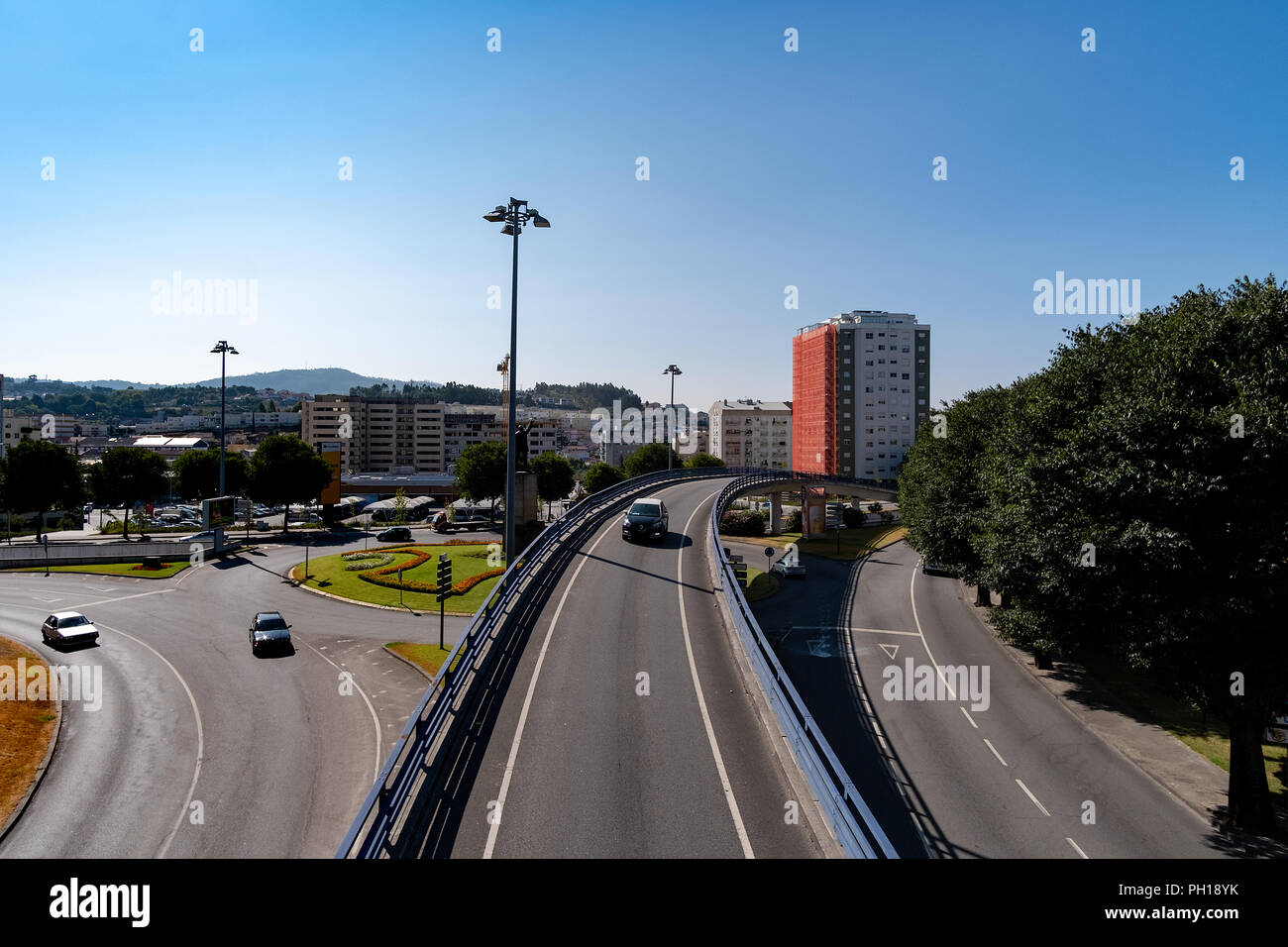 Autopistas y avenidas pavimentadas de una ciudad normal componer un sitio urbano Foto de stock
