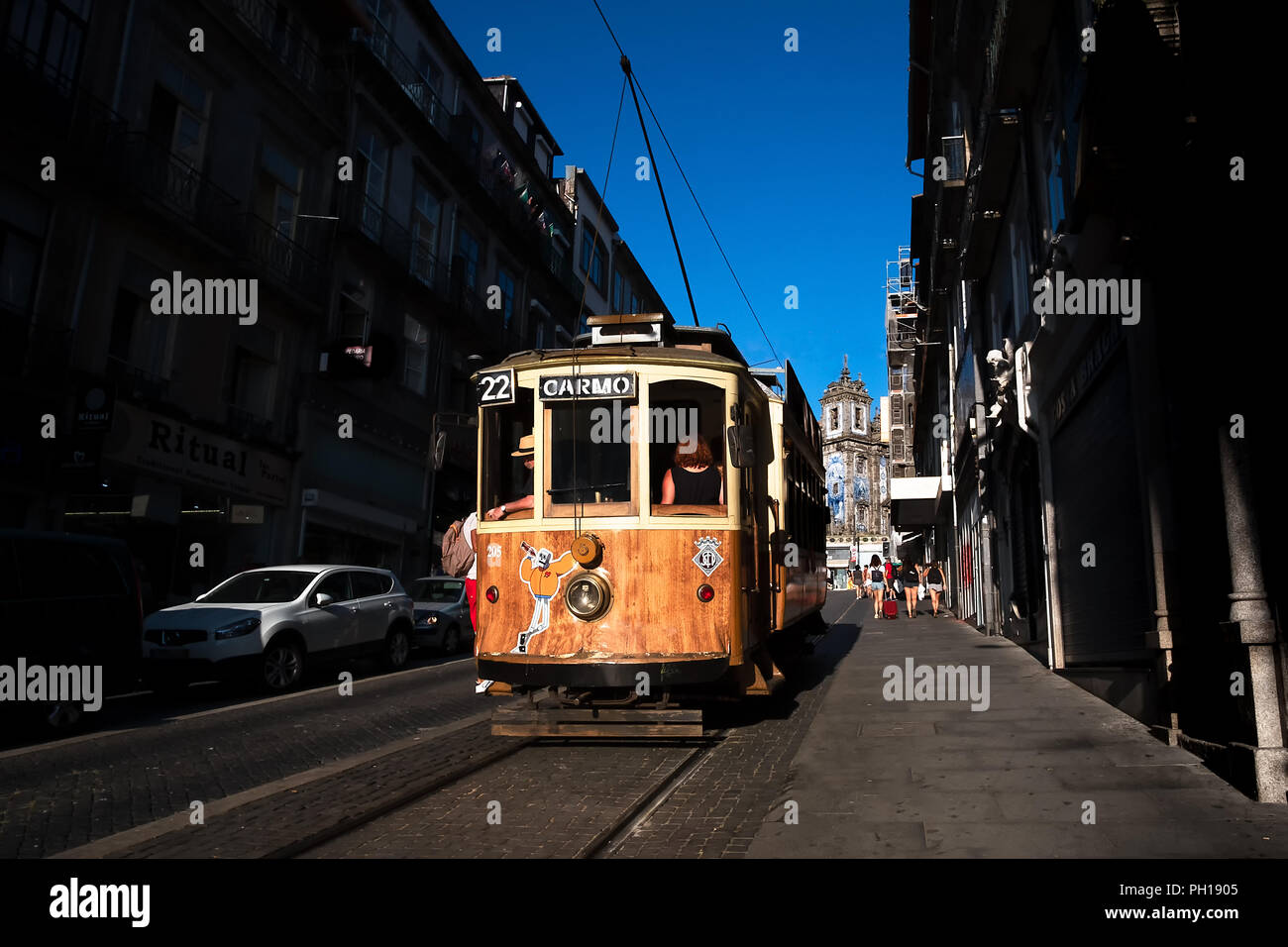 Tranvía subiendo las colinas de Porto en Portugal Foto de stock