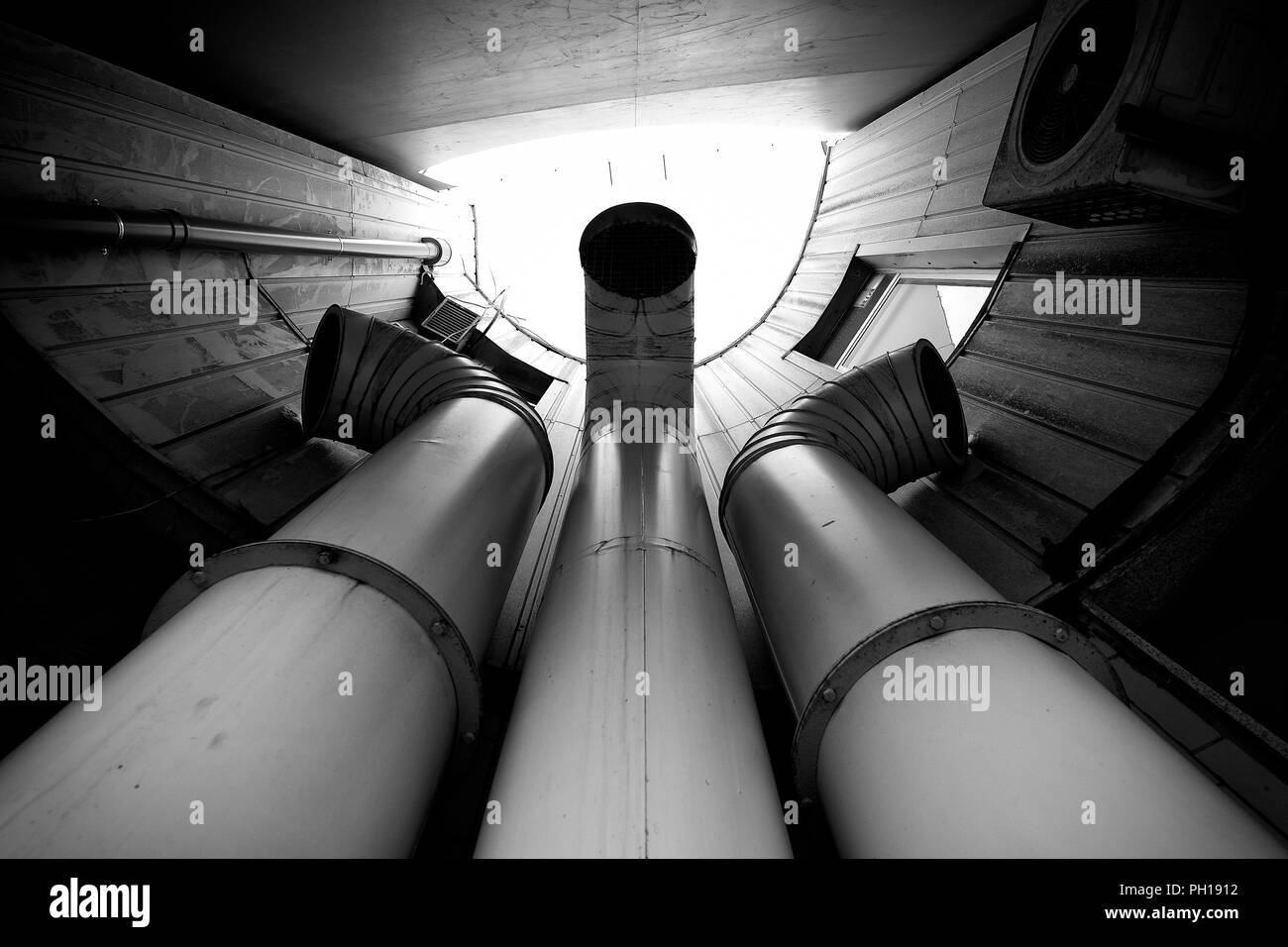 Tubo de escape chiminés en una fotografía en blanco y negro. Foto de stock