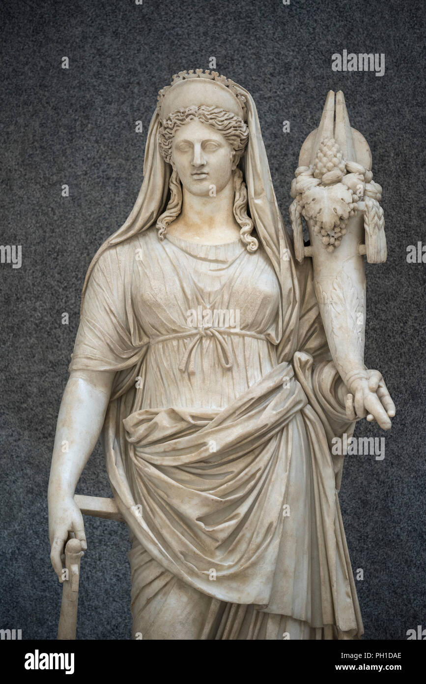 Roma. Italia. La estatua de la diosa romana Fortuna / Fortune