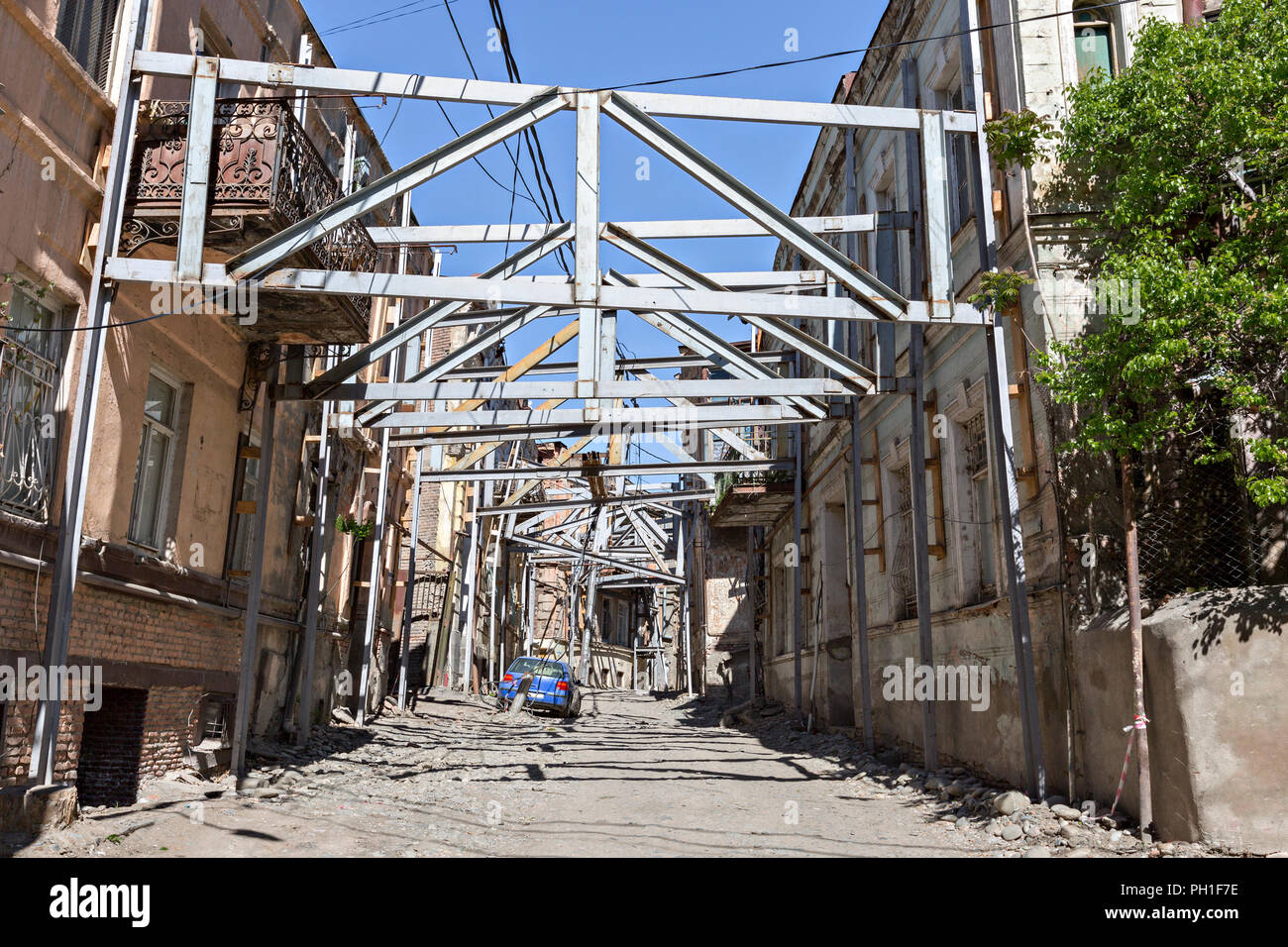 Apoyar las casas antiguas con barras de acero para la restauración de la parte antigua de Tbilisi, Georgia. Foto de stock