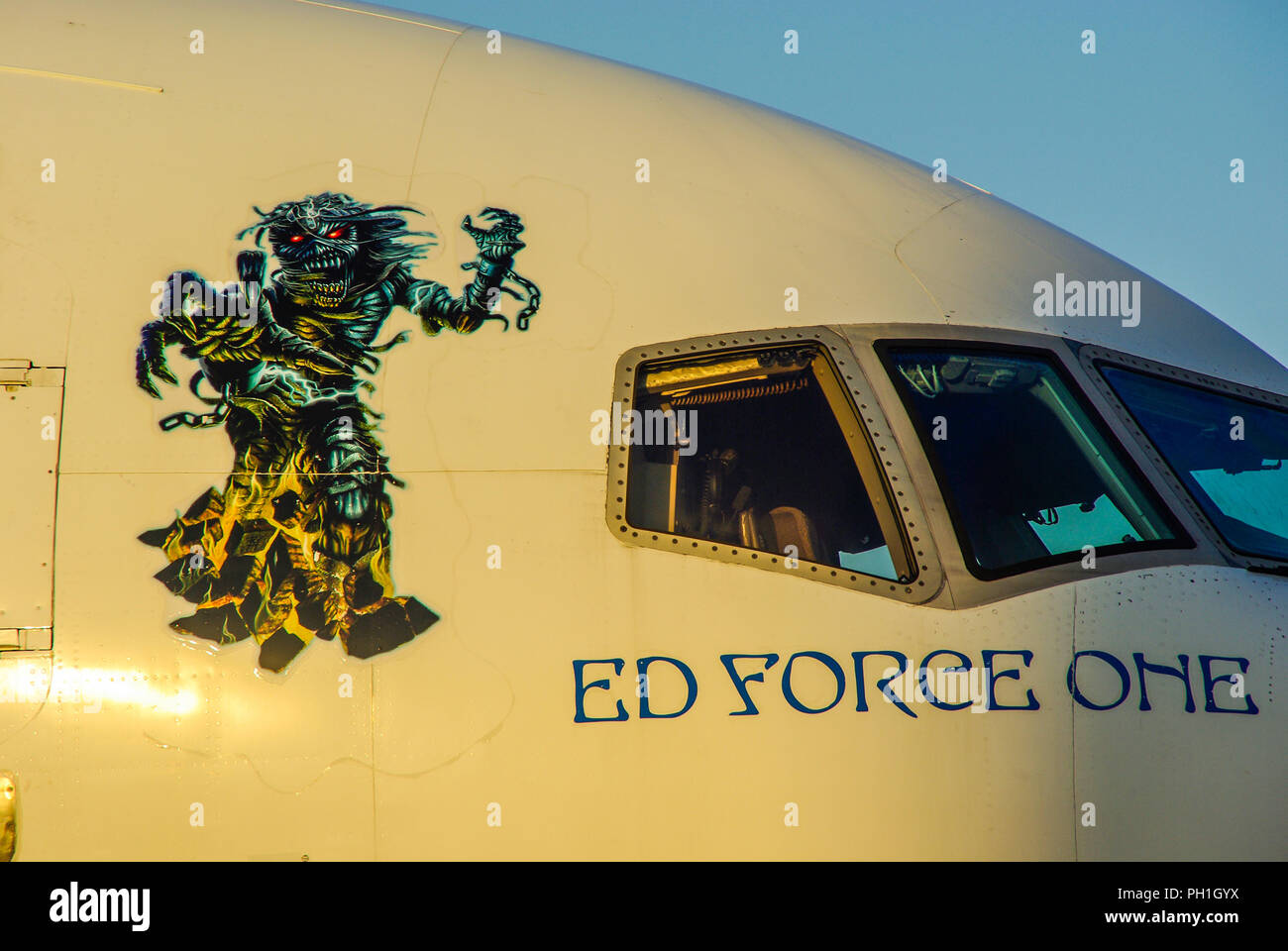 Ed Force One Iron Maiden avión jet con Powerslave momia Eddie arte. Boeing  757 ventanas de cabina. Preparado y pintado en el aeropuerto de Southend  Fotografía de stock - Alamy
