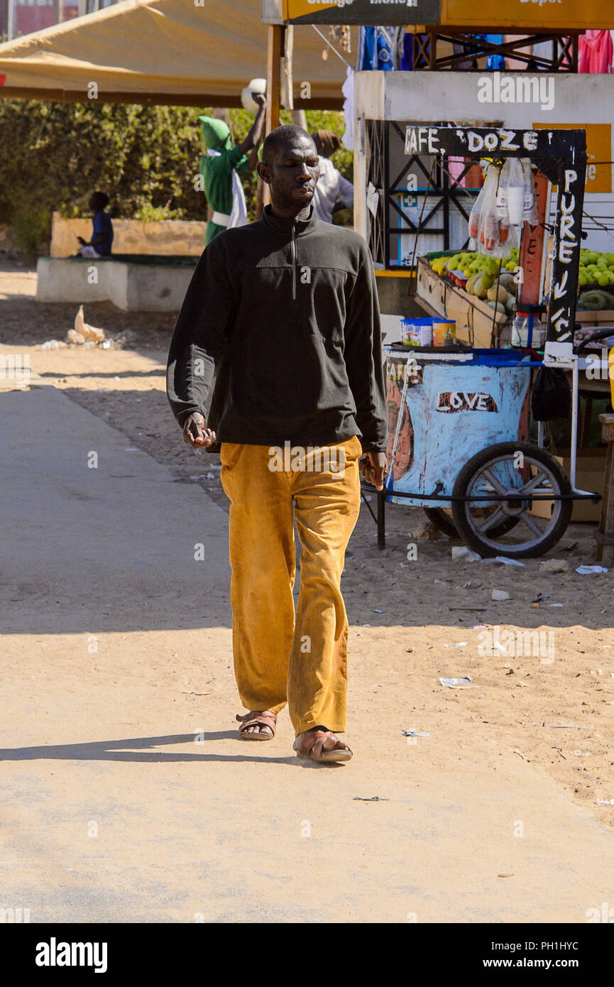 viernes Th Abstracción SAINT LOUIS, SENEGAL - Apr 24, 2017: No Identificado hombre senegalés en camisa  negra y pantalones mostaza camina al lado de la carretera, cerca de la  tienda en Saint Louis Fotografía de stock - Alamy