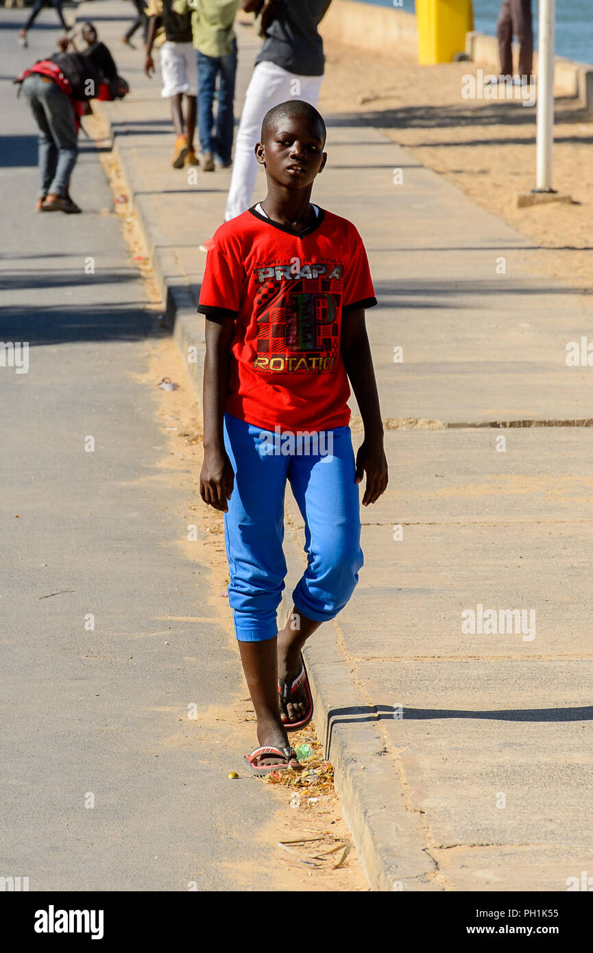 Camisa roja pantalón azul fotografías e imágenes de alta resolución - Alamy