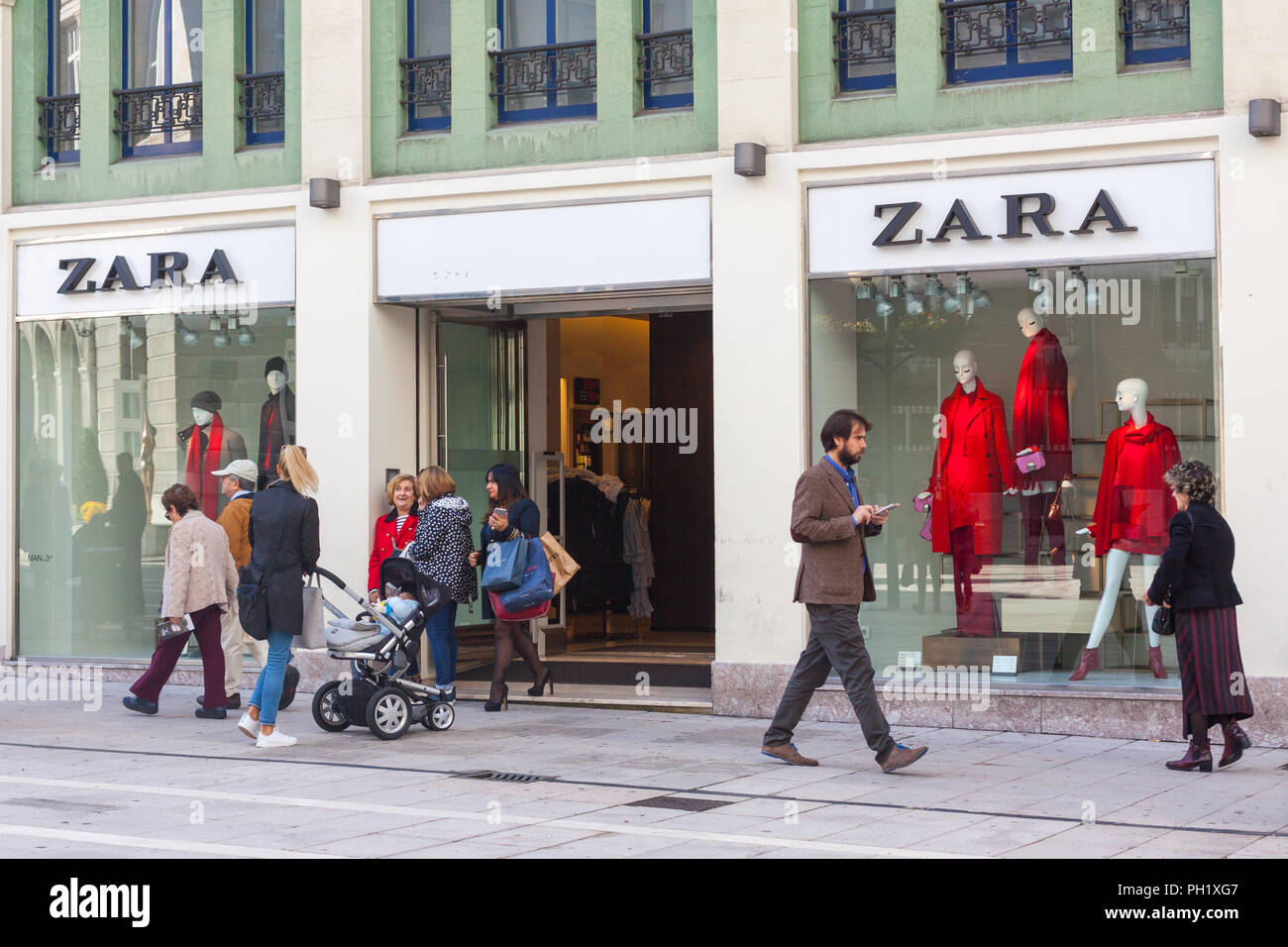 Zara home store fotografías e imágenes de alta resolución - Página 2 - Alamy