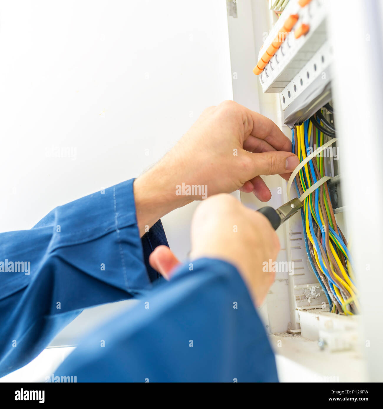 Controlar cúbico electo Electricista instalar una caja de fusibles eléctricos en casa trabajando  con una pinza en los circuitos de cableado Fotografía de stock - Alamy