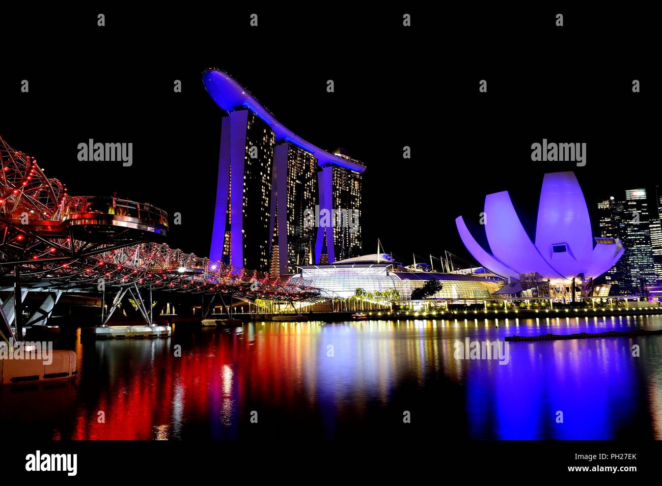 Singapur - 18 de junio 2018: Marina Bay Sands, el arte, el Museo de la ciencia y la Helix Bridge iluminado en la noche en Marina Bay, Singapur Foto de stock