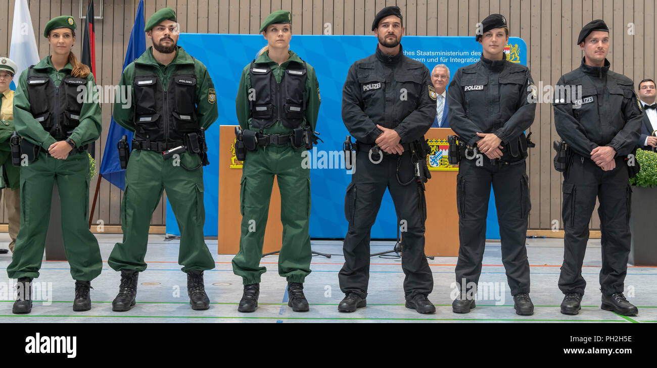 El 30 de agosto de 2018, en Múnich, Alemania: Después de la conversión a  nuevos uniformes por parte de Baviera, la policía y el poder judicial, la  policía y los empleados del