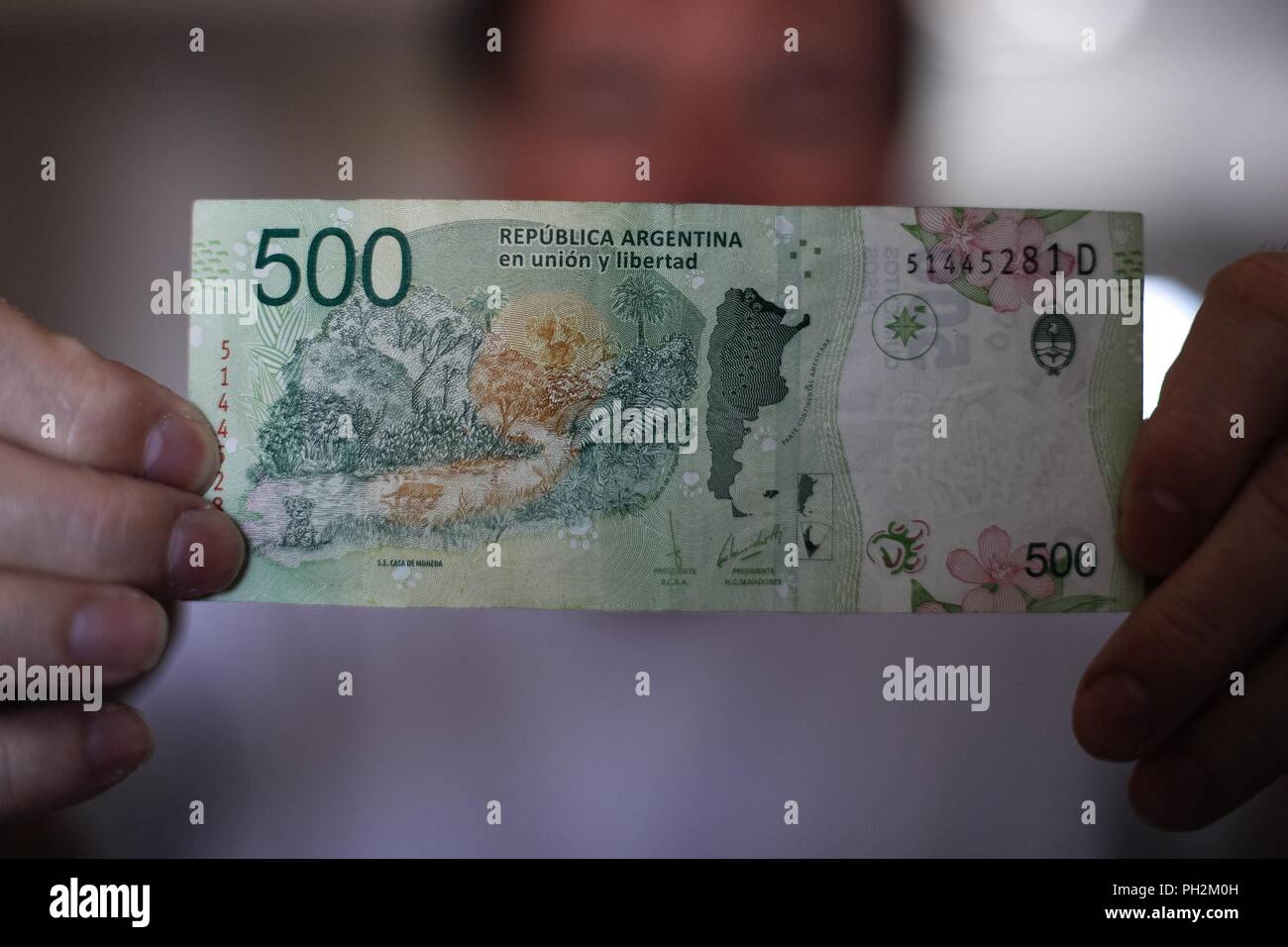 SÃO PAULO, SP - 30.8.2018: Peso Argentino DESPENCA - peso argentino cayó un  15,6%, alcanzando los 39 pesos por dólar, alcanzando un nuevo mínimo  histórico y con una pérdida de más de