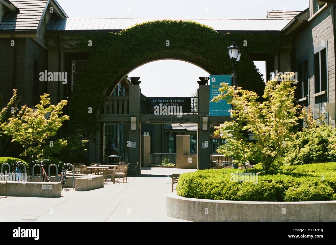 Fachada y jardines de entrada a la Escuela de Negocios de Haas En el campus de la Universidad de Berkeley, en el centro de Berkeley, California, 21 de mayo de 2018. () Foto de stock