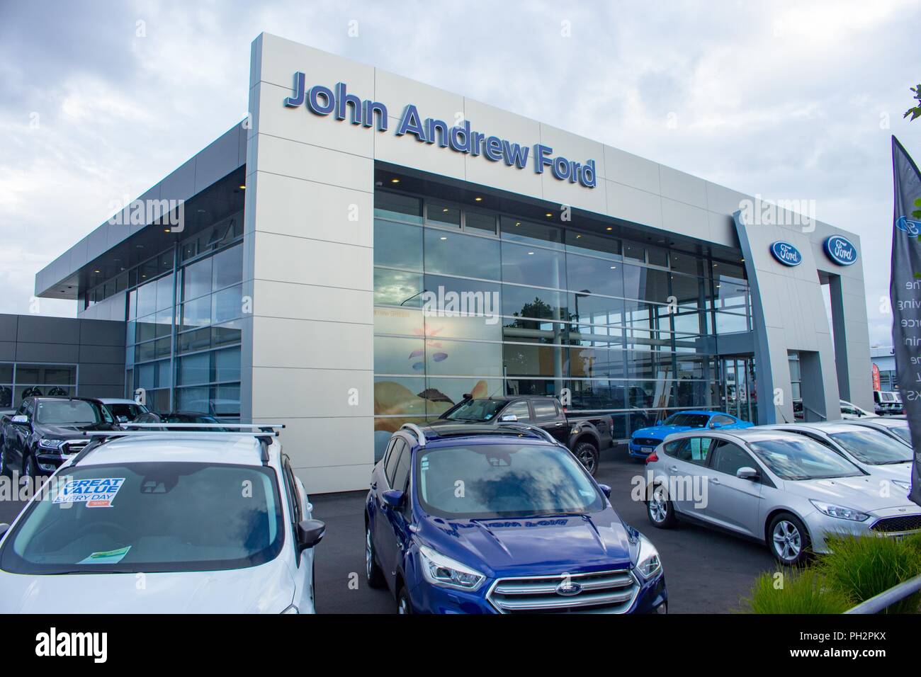 Los coches están en la pequeña pantalla en la parte delantera de la John Andrew Ford concesionario de coches en Auckland, Nueva Zelandia, 26 de febrero de 2018. () Foto de stock