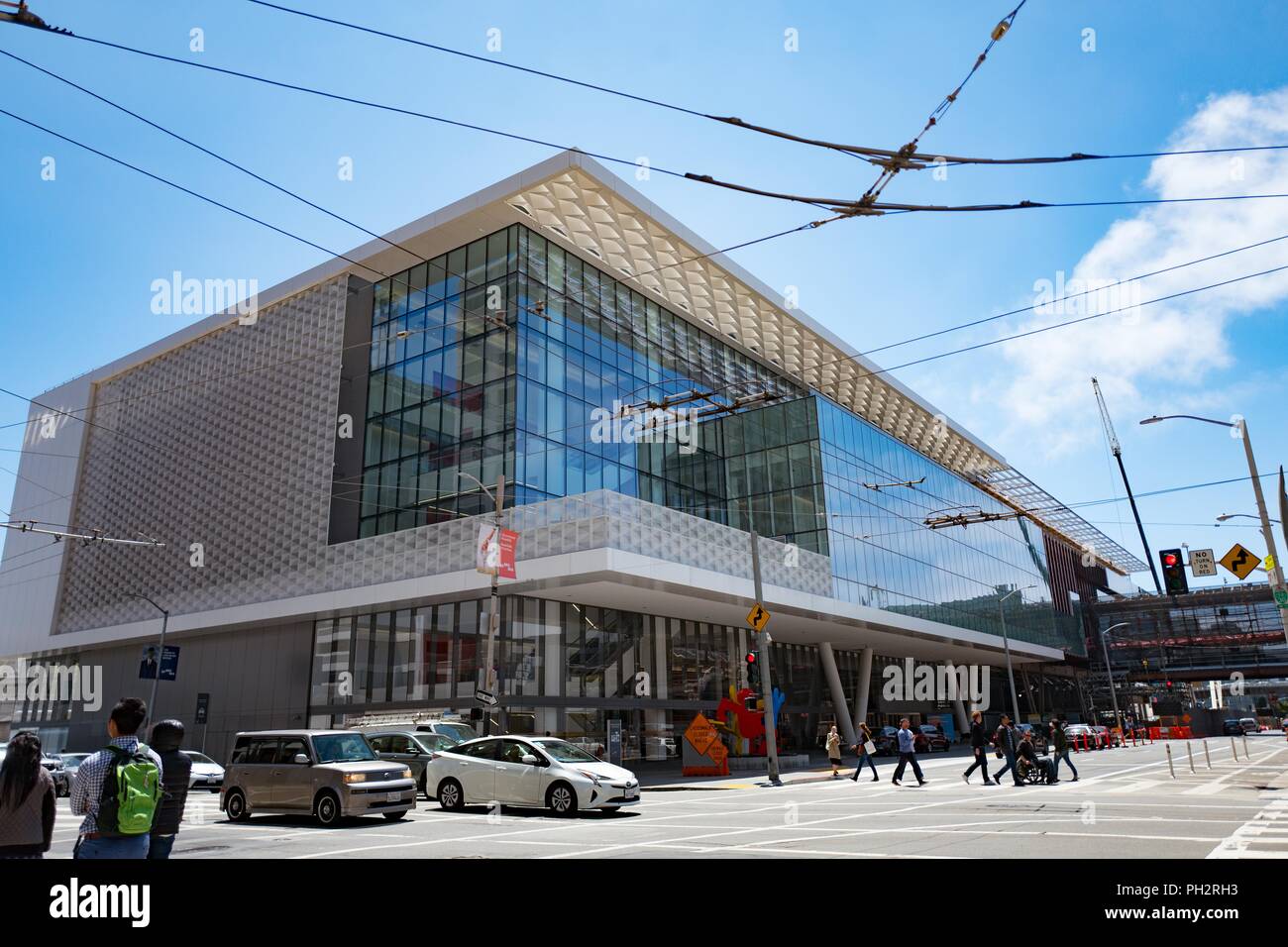 Fachada del Centro Moscone Convention Center en el centro de San Francisco, California durante su renovación de 2018, 2 de agosto de 2018. () Foto de stock