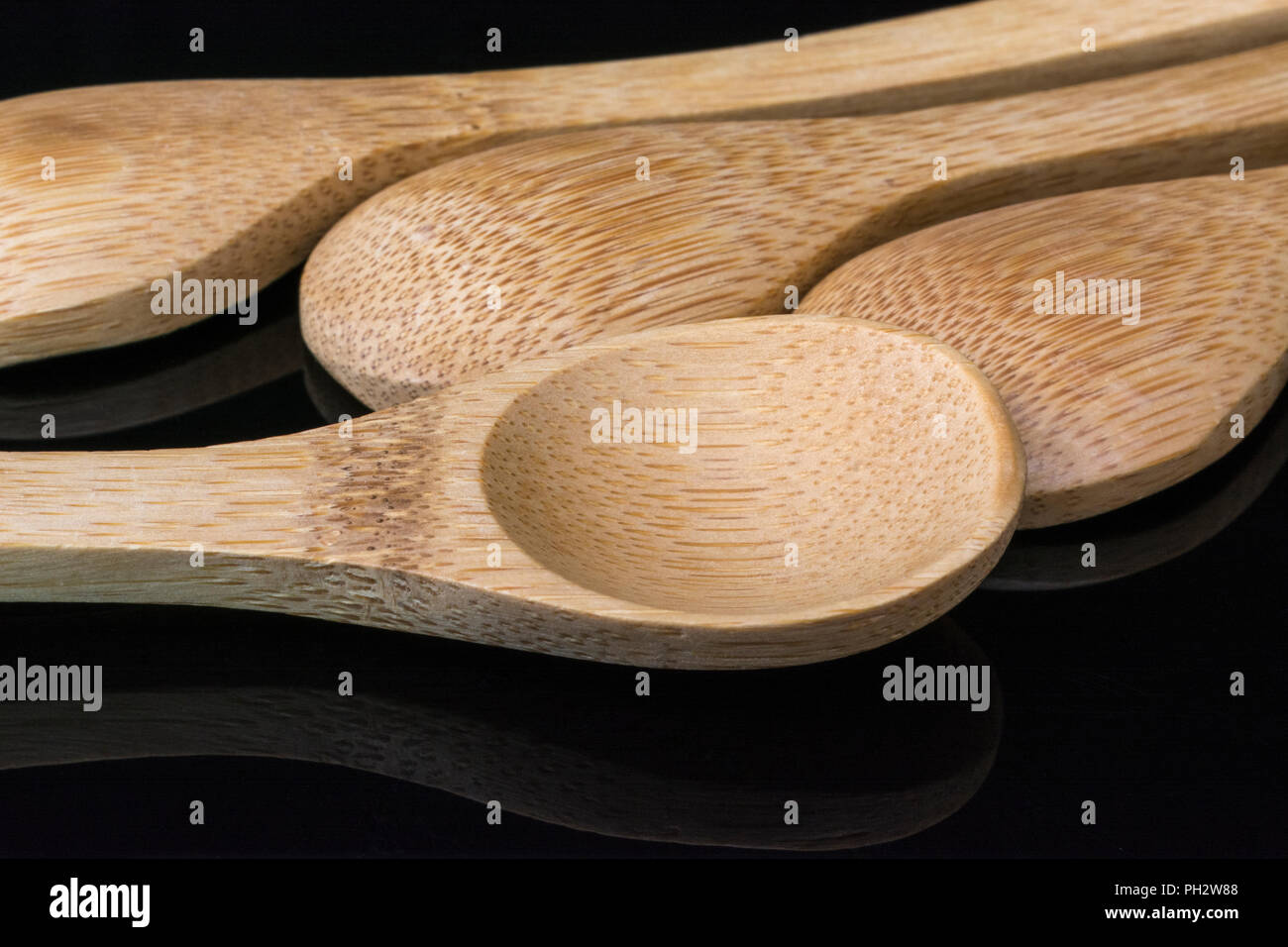 Cucharas de bambú tallada (cucharadita tamaño) estrecha ups. La metáfora de  los alimentos, también 'la cuchara de madera", rendimiento deficiente,  llegando en último lugar en una raza inferior, las energías renovables  Fotografía