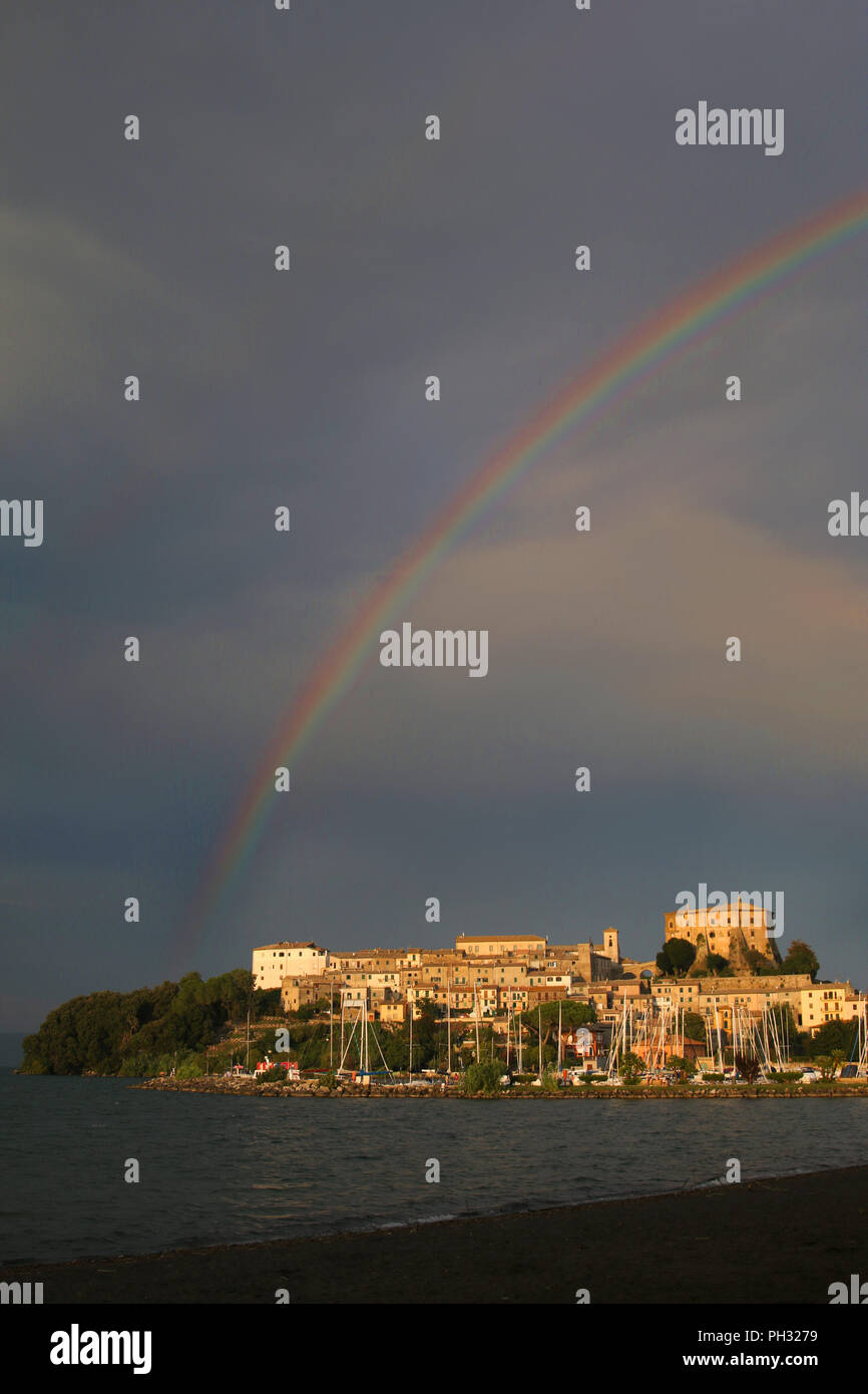 Un arco iris sobre una antigua ciudad italiana Foto de stock