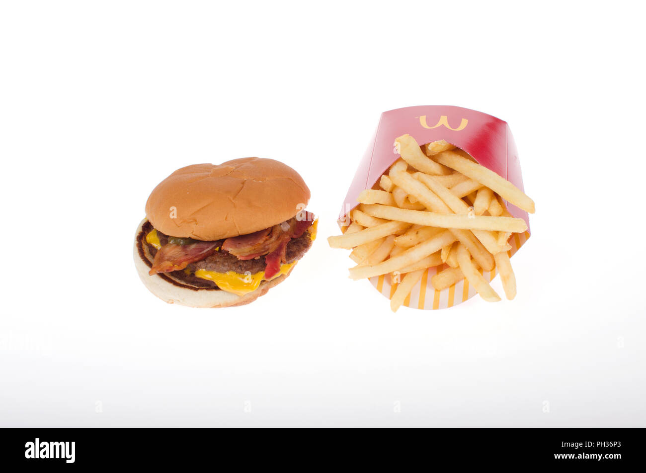 McDonalds McDouble Bacon Cheeseburger con patatas fritas Foto de stock
