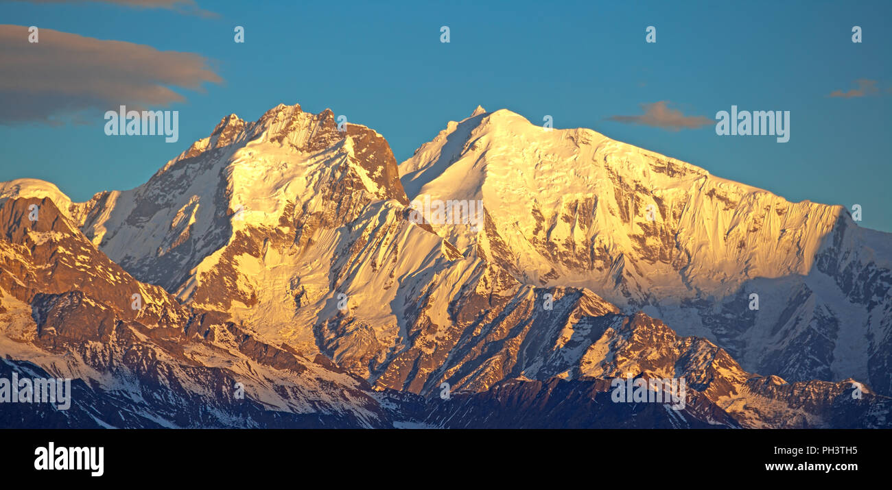 Ganesh Himal cordillera en la luz dorada del amanecer. El Himalaya, Nepal Langtang, Foto de stock