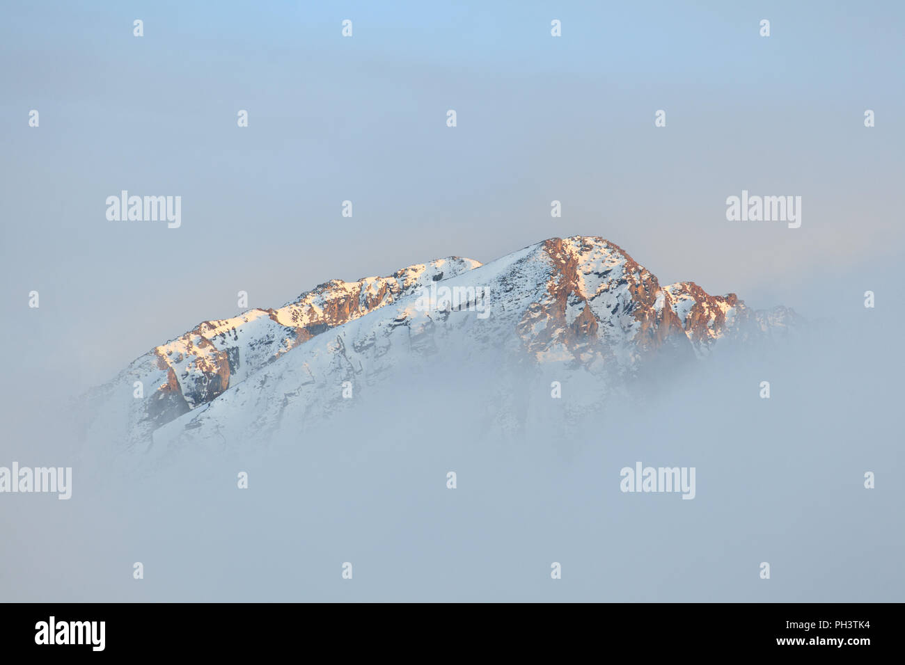 En la cumbre de la montaña solitaria lechoso nubes - Misty azul del Himalaya, Nepal Langtang, Foto de stock