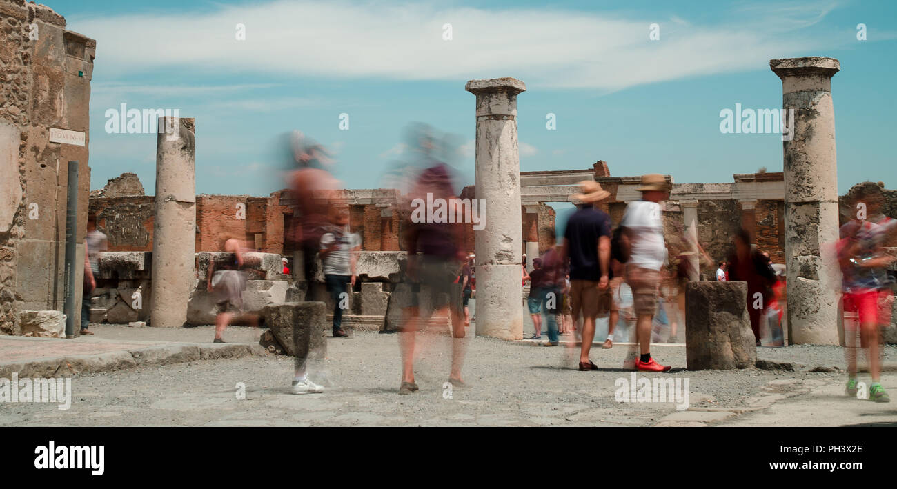 Los turistas slow motion en las antiguas ruinas del foro de Pompeya, que fue sepultada por la erupción del volcán Vesubio en Italia Foto de stock