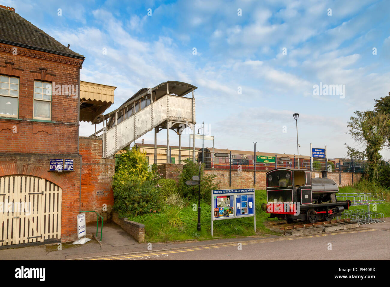 Entrada a la East Anglian Railway Museum, Chappel y despierta la estación de Colne Foto de stock