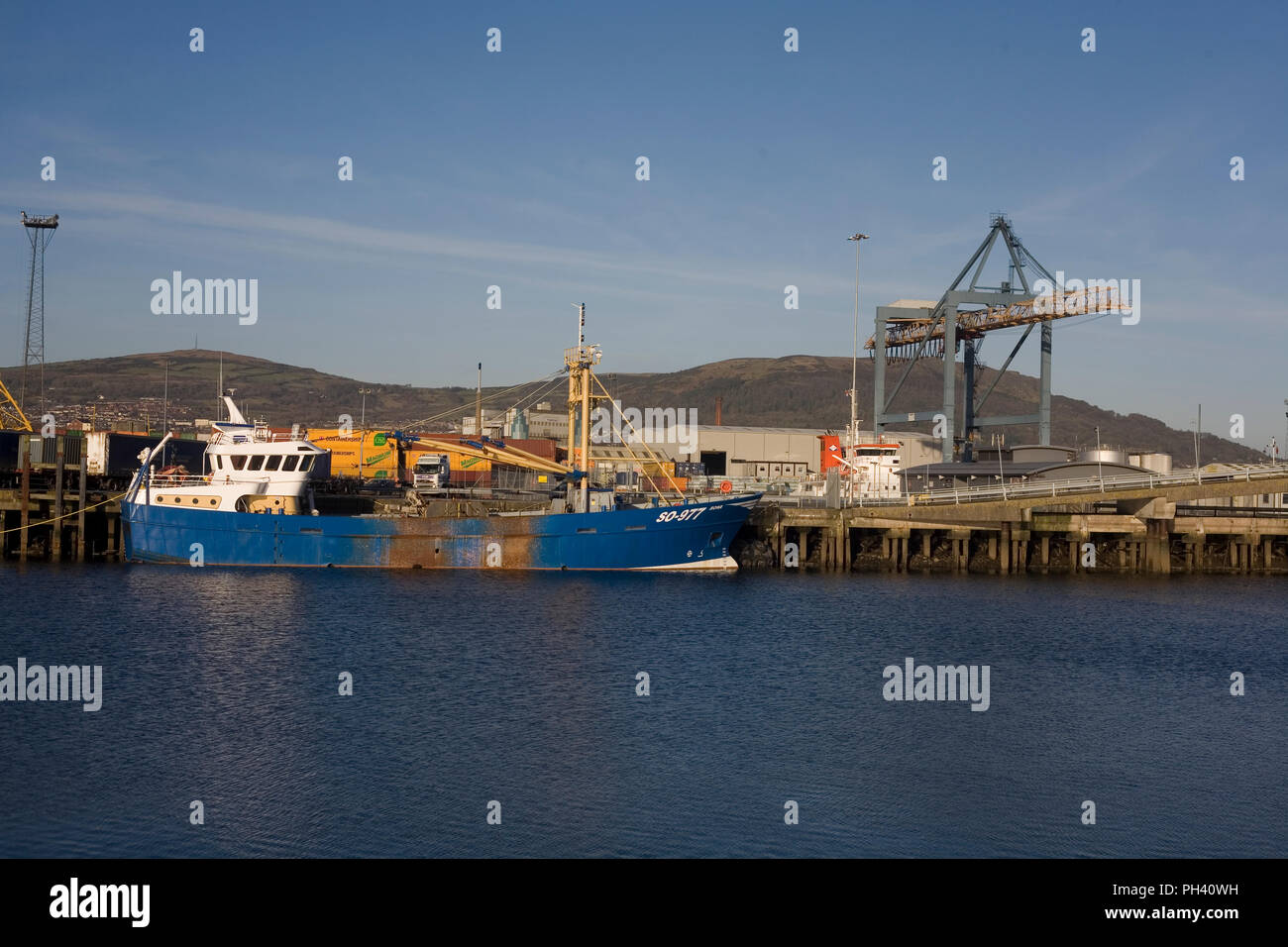 Los grandes arrastreros de pesca azul amarrado en Albert Quay con instalaciones cerca del transporte de mercancías Foto de stock