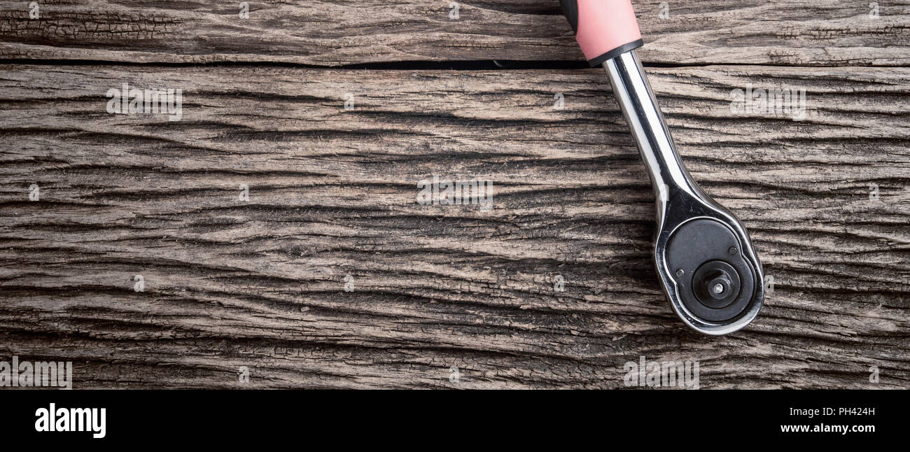 Herramientas de trabajo en el fondo de la tabla de madera cerrar Foto de stock