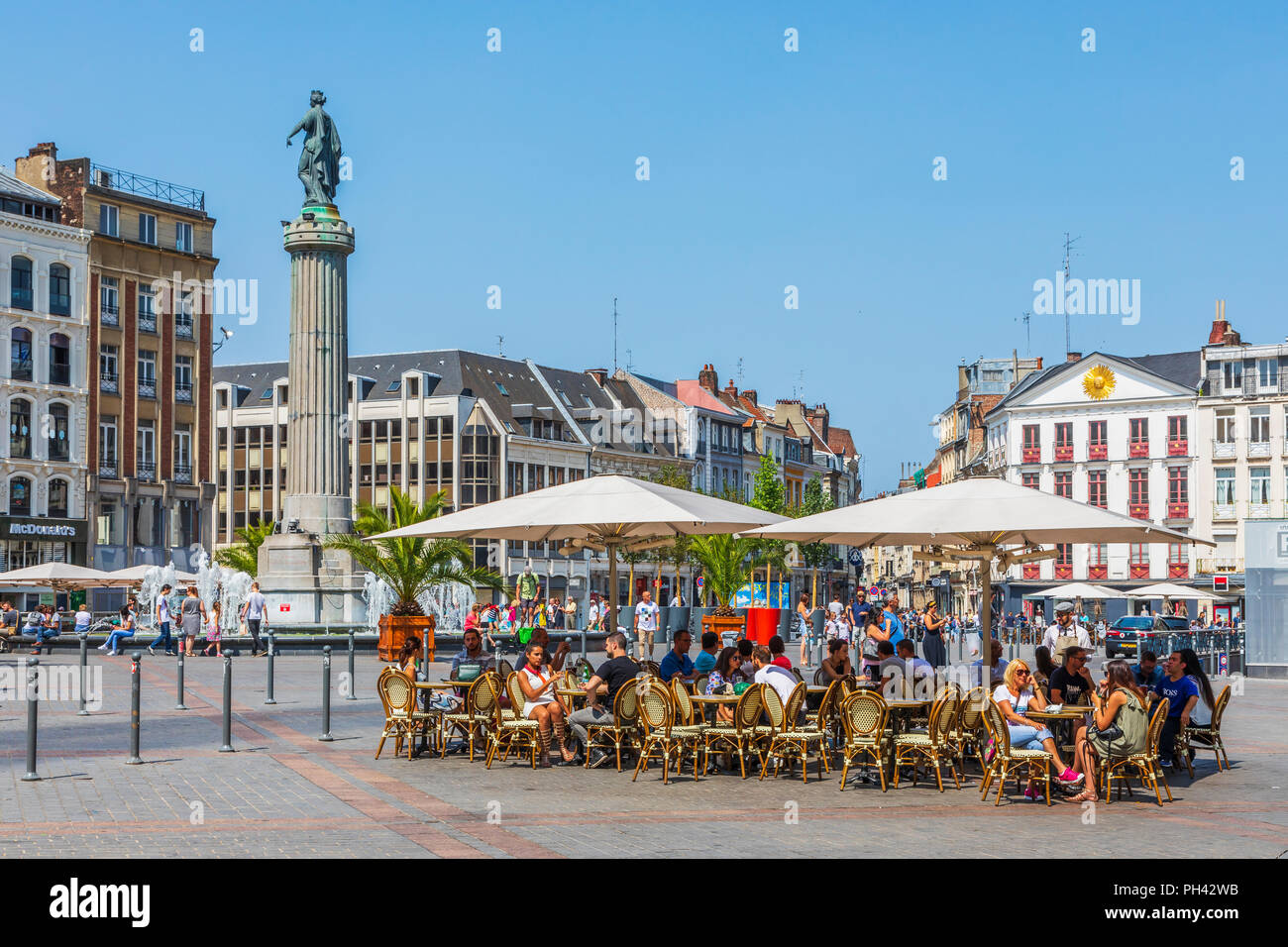 Place du Général de Gaulle con la columna de los godess, Lille, Francia. La columna, conocida como La Colonne de la Deese es un monumento a los héroes locales Foto de stock