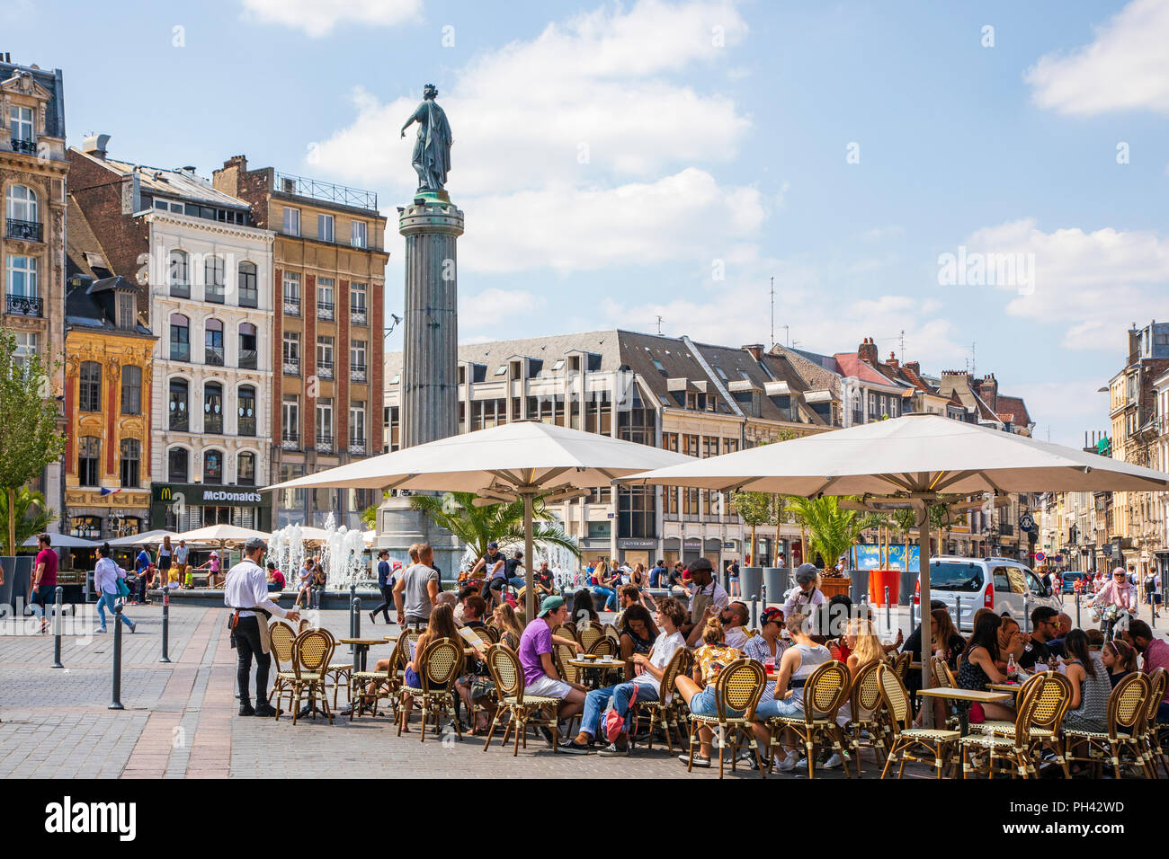 Place du Général de Gaulle con la columna de los godess, Lille, Francia. La columna, conocida como La Colonne de la Deese es un monumento a los héroes locales Foto de stock