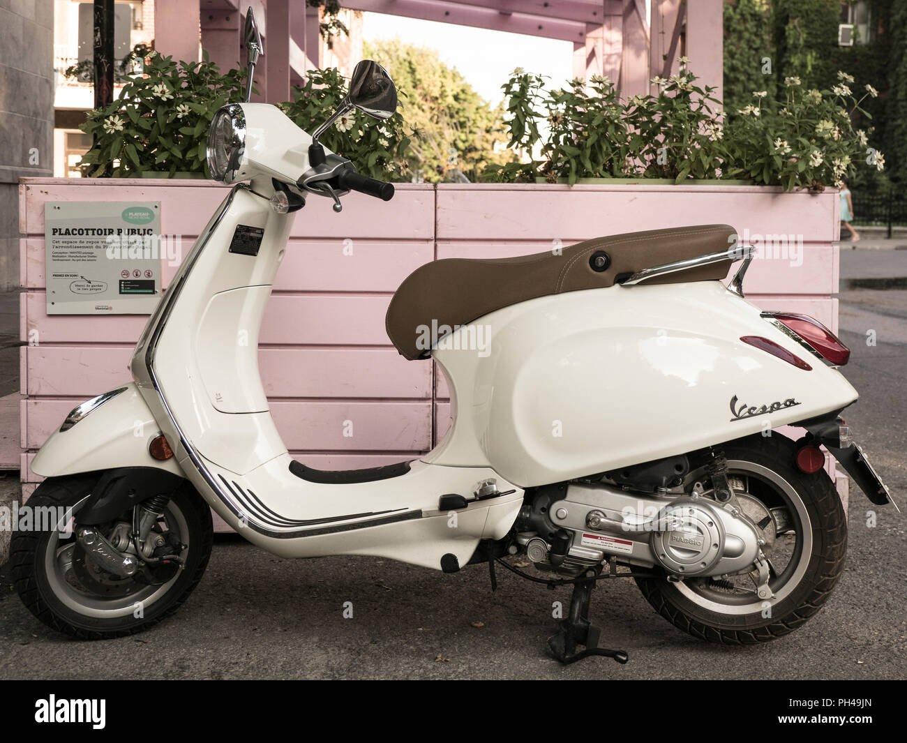 Vespa scooter blanca & color rosa de fondo Fotografía de stock - Alamy