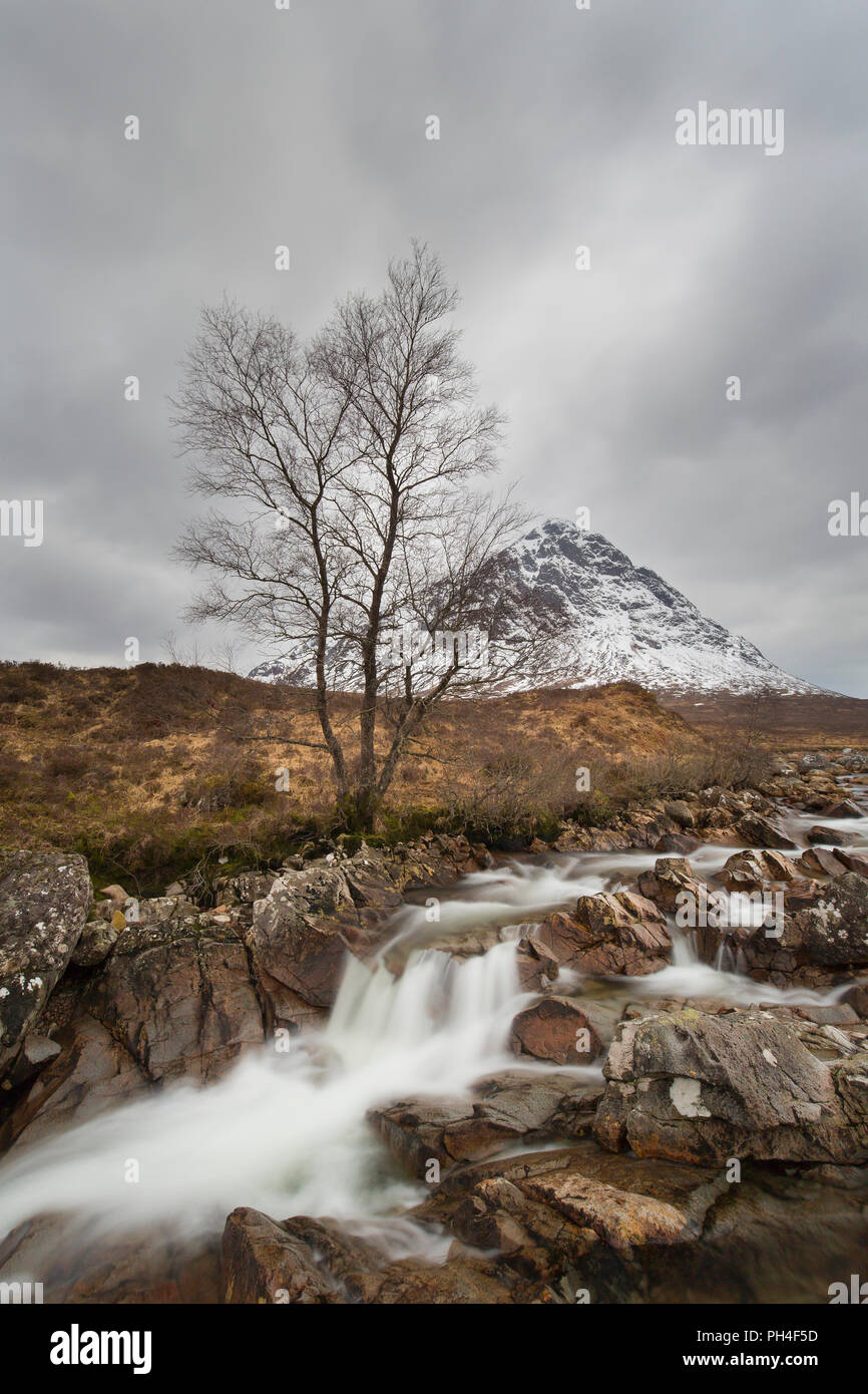 Mountain Buachaille Etive Mor y el río Caupall. Glen Etive, Rannoch Moor, Highlands, Escocia, Gran Bretaña Foto de stock