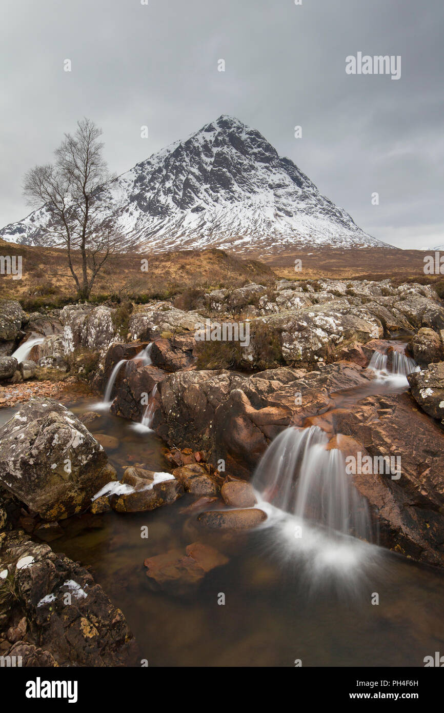 Mountain Buachaille Etive Mor y el río Caupall. Glen Etive, Rannoch Moor, Highlands, Escocia, Gran Bretaña Foto de stock