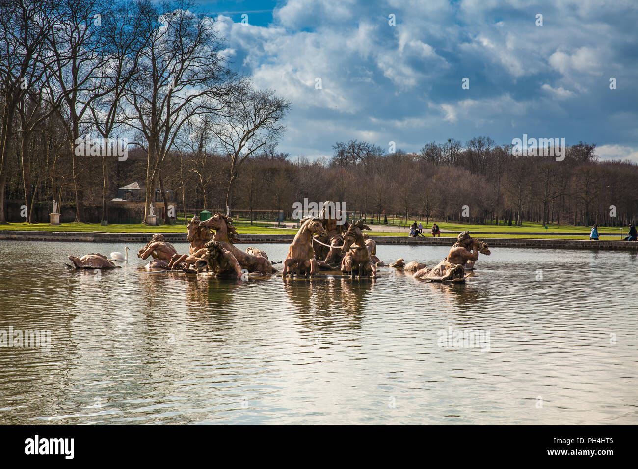 Fuente de Apolo en el jardín del palacio de Versalles, en un día de invierno de congelación justo antes de la primavera Foto de stock