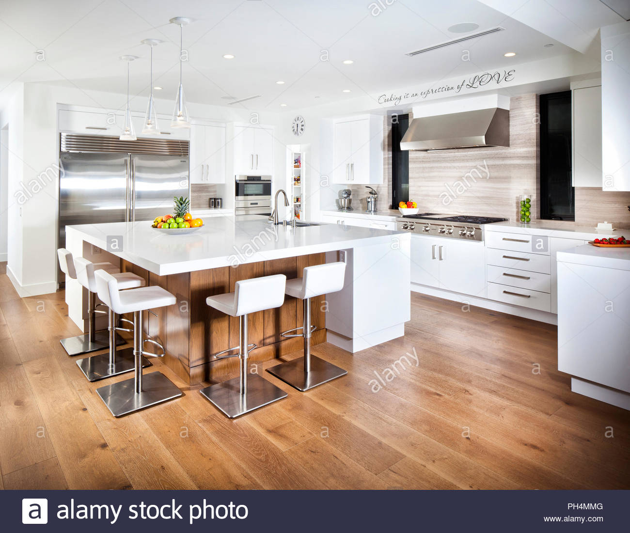 Cocina blanca con piso de madera Fotografía de stock - Alamy