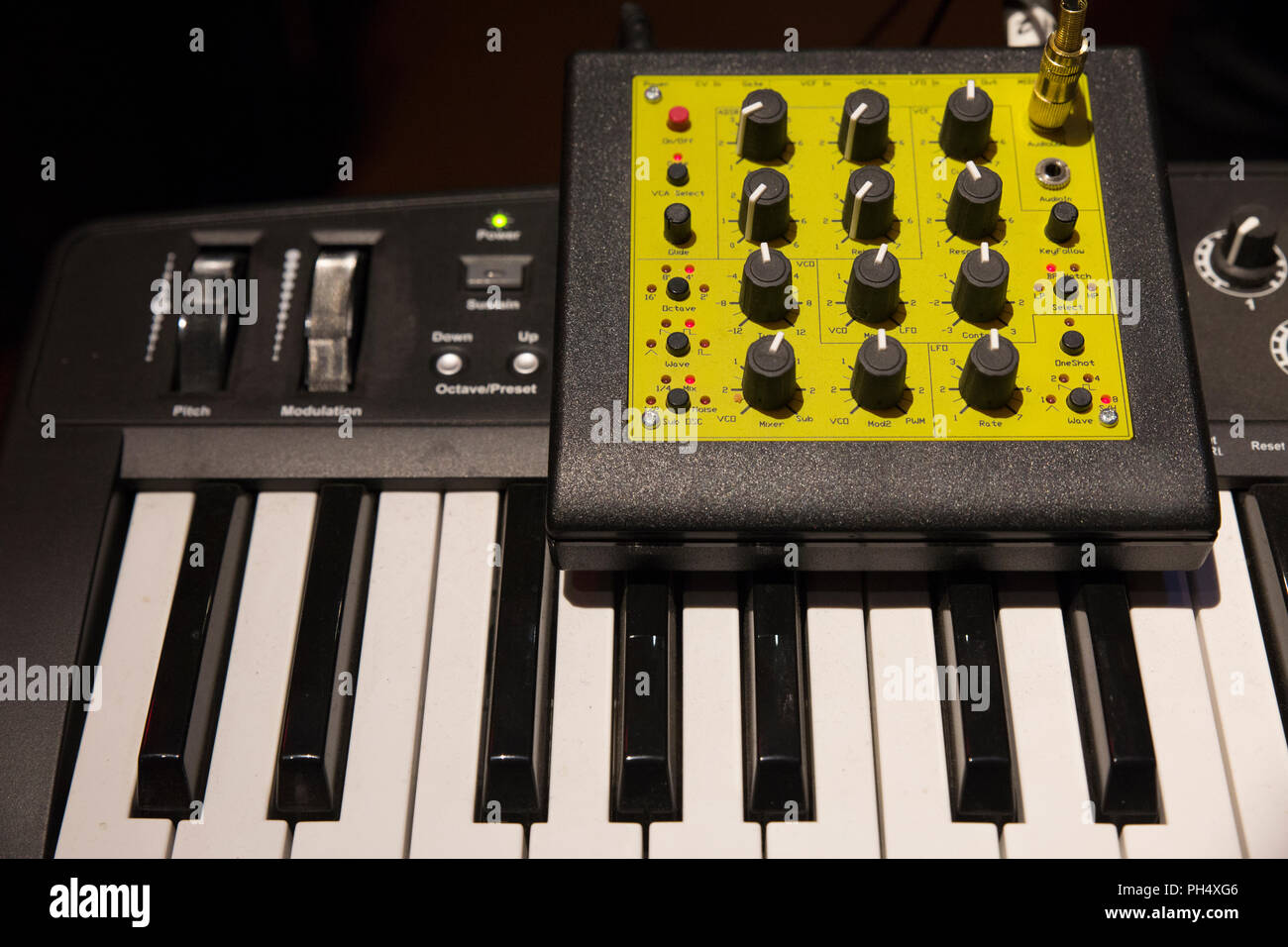 Detalle De Un Sintetizador Digital Utilizado Para Hacer Musica Electronica Experimental Fotografia De Stock Alamy