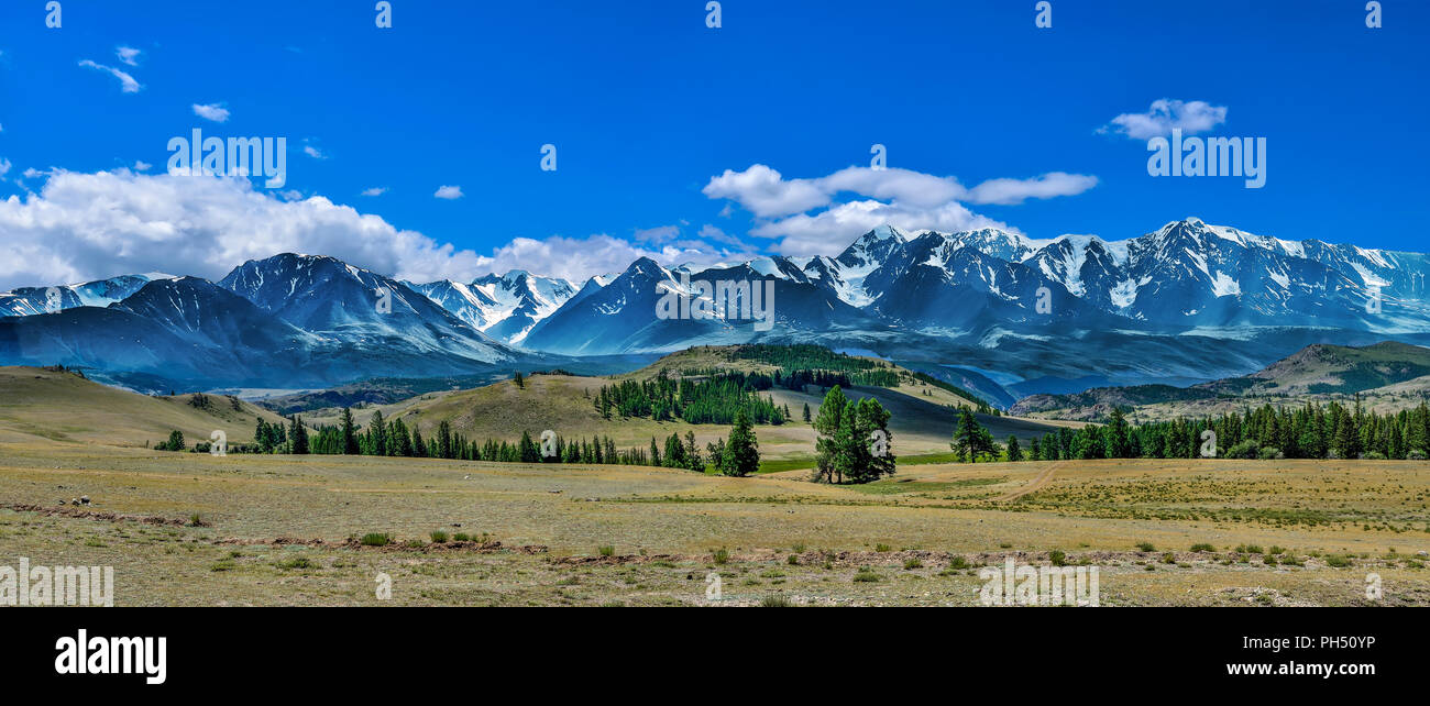 O rango Severo-Chuiskii North-Chuya ridge - La cadena de las montañas en la República de Altai, Rusia - Verano de paisaje de montaña con Chuya estepa con escasamente Foto de stock