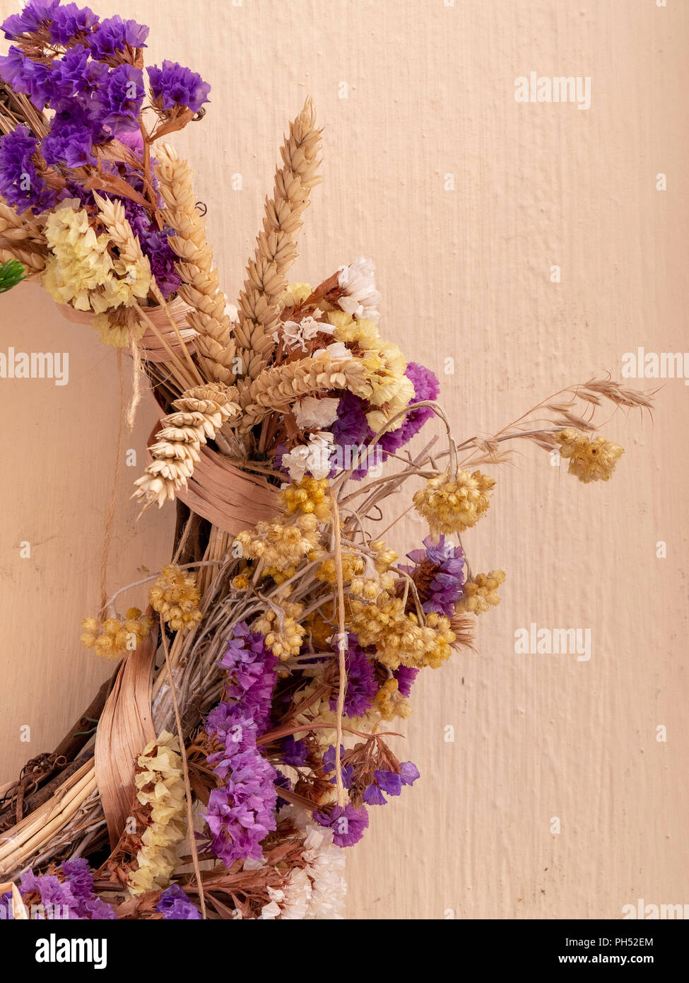 Guirnalda De Flores Secas Colgando En La Pared Skopelos Grecia